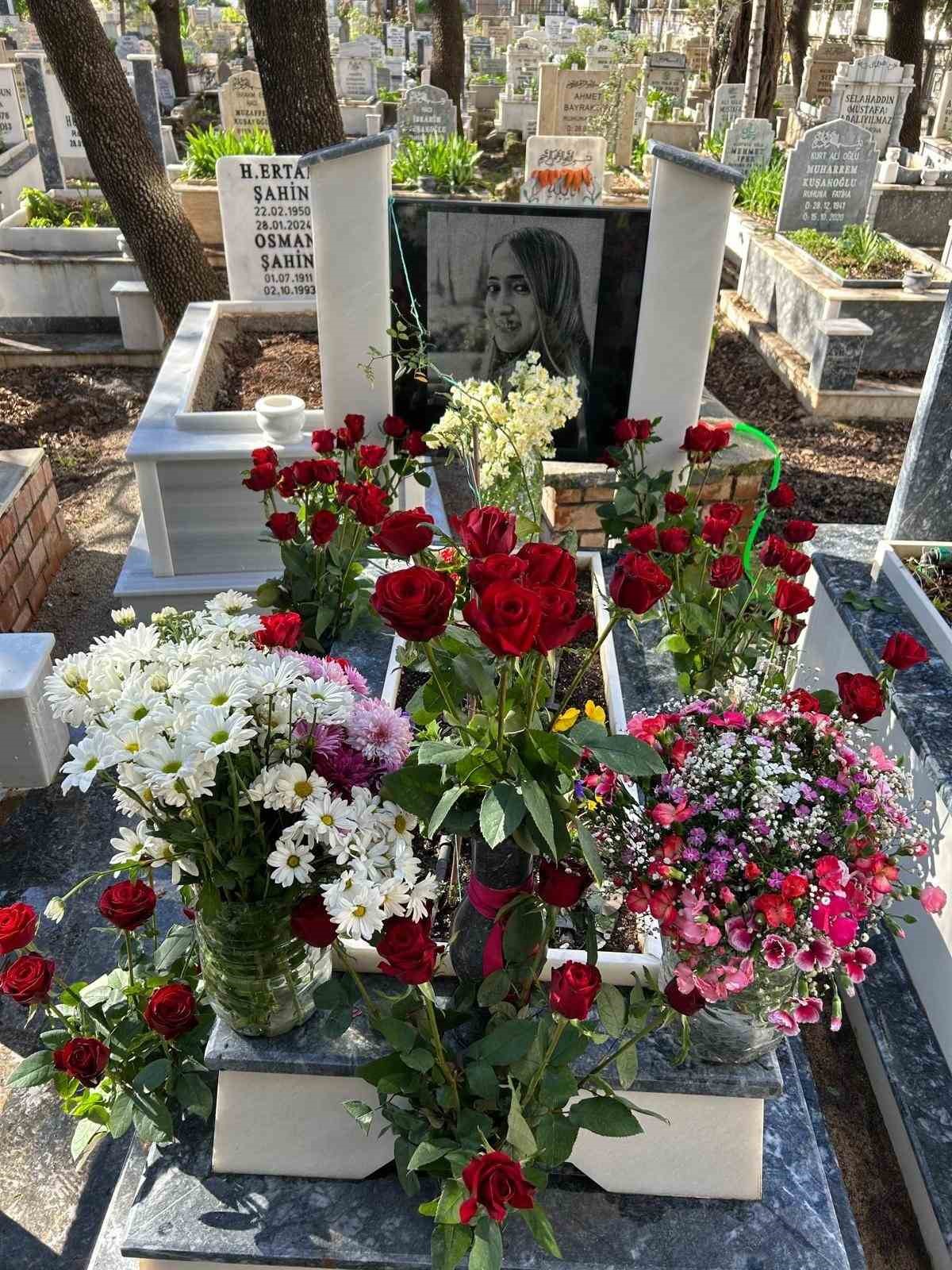ANTALYA'DA MİYOM AMELİYATI SIRASINDA 33 YAŞINDA HAYATINI KAYBEDEN GÜLŞAH GİZEM ANGI'NIN MEZARI (ARŞİV)