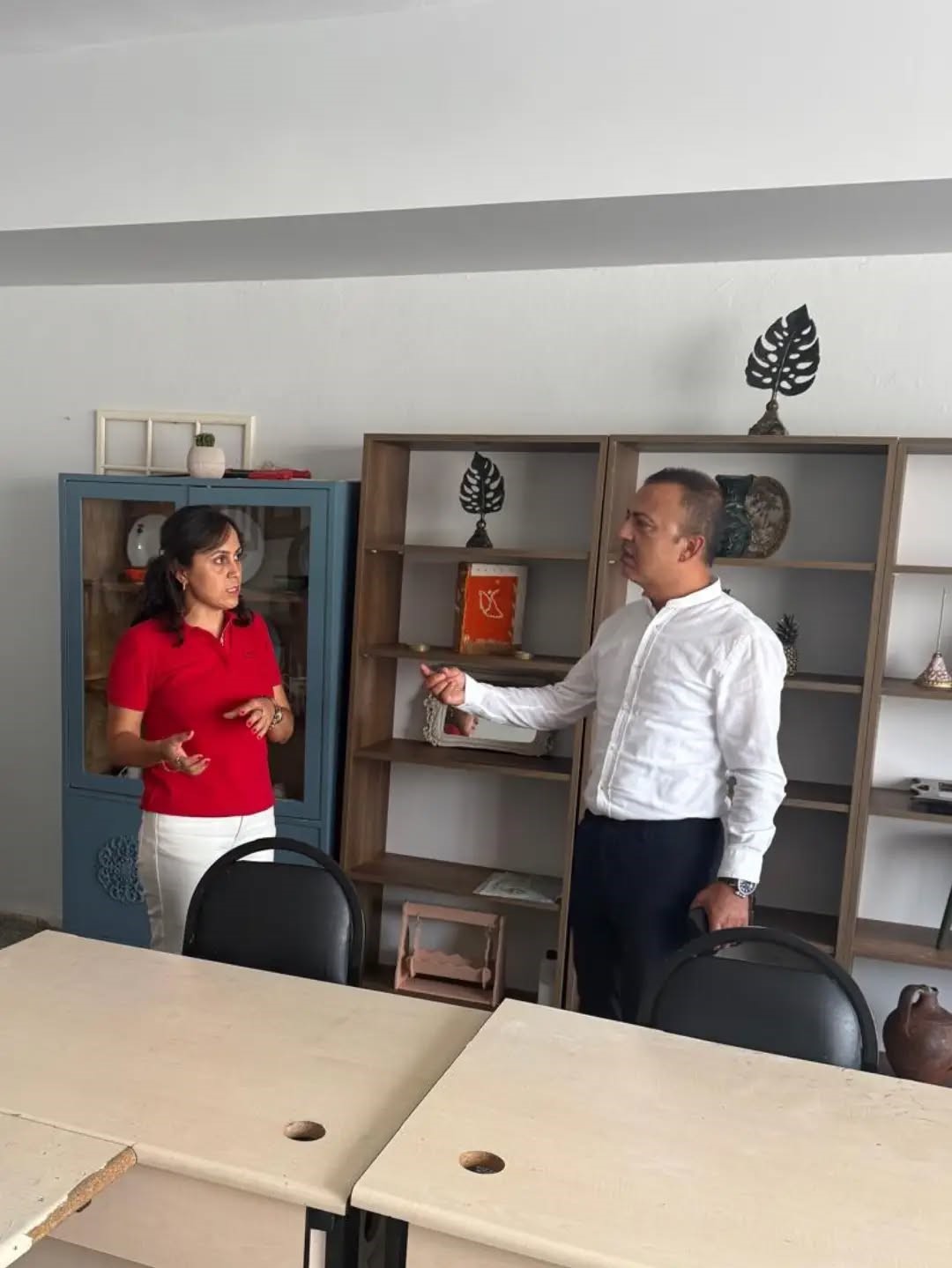 AYDIN’IN YENİPAZAR İLÇESİNDE İLÇE MİLLİ EĞİTİM MÜDÜRÜ SERKAN AKYOL, YENİPAZAR HALK EĞİTİMİ MERKEZİ MÜDÜRLÜĞÜNÜ ZİYARET EDEREK KURUMDA YÜRÜTÜLEN EĞİTİM FAALİYETLERİNİ YERİNDE İNCELEDİ.