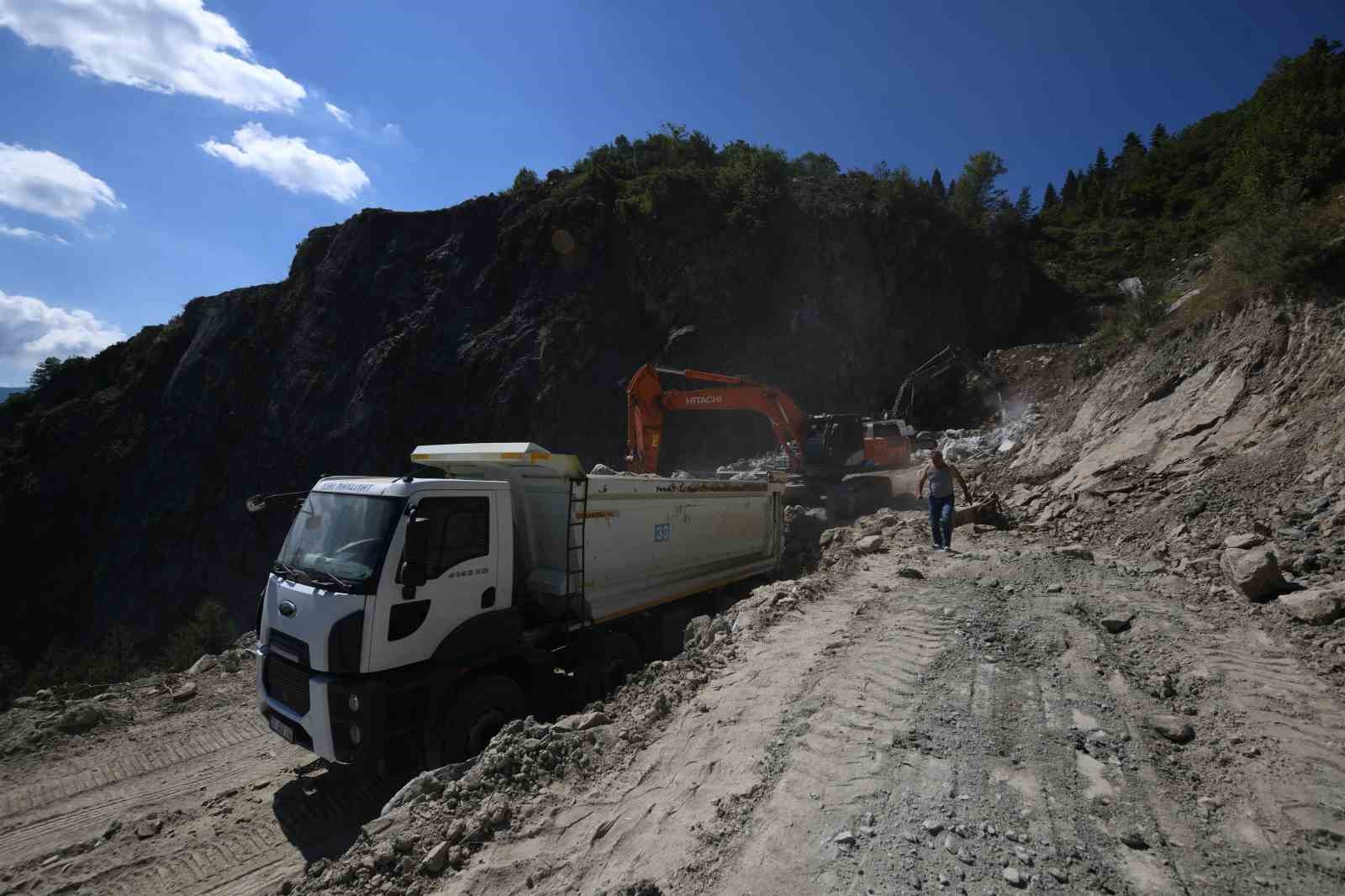 KASTAMONU’NUN CİDE VE DOĞANYURT İLÇELERİNDE YAŞANAN SEL FELAKETİ SONRASINDA HASAR GÖREN VE GÖÇÜKLER OLUŞAN YOLLARDA İL ÖZEL İDARESİ EKİPLERİNİN ÇALIŞMALARI ARALIKSIZ SÜRÜYOR. ESKİ MADEN OCAĞINDAN ALINAN BÜYÜK KAYA VE TAŞ PARÇALARI, KAMYONLARLA KİLOMETRELERCE TAŞINARAK GÖÇEN YOLLAR ONARILIYOR.