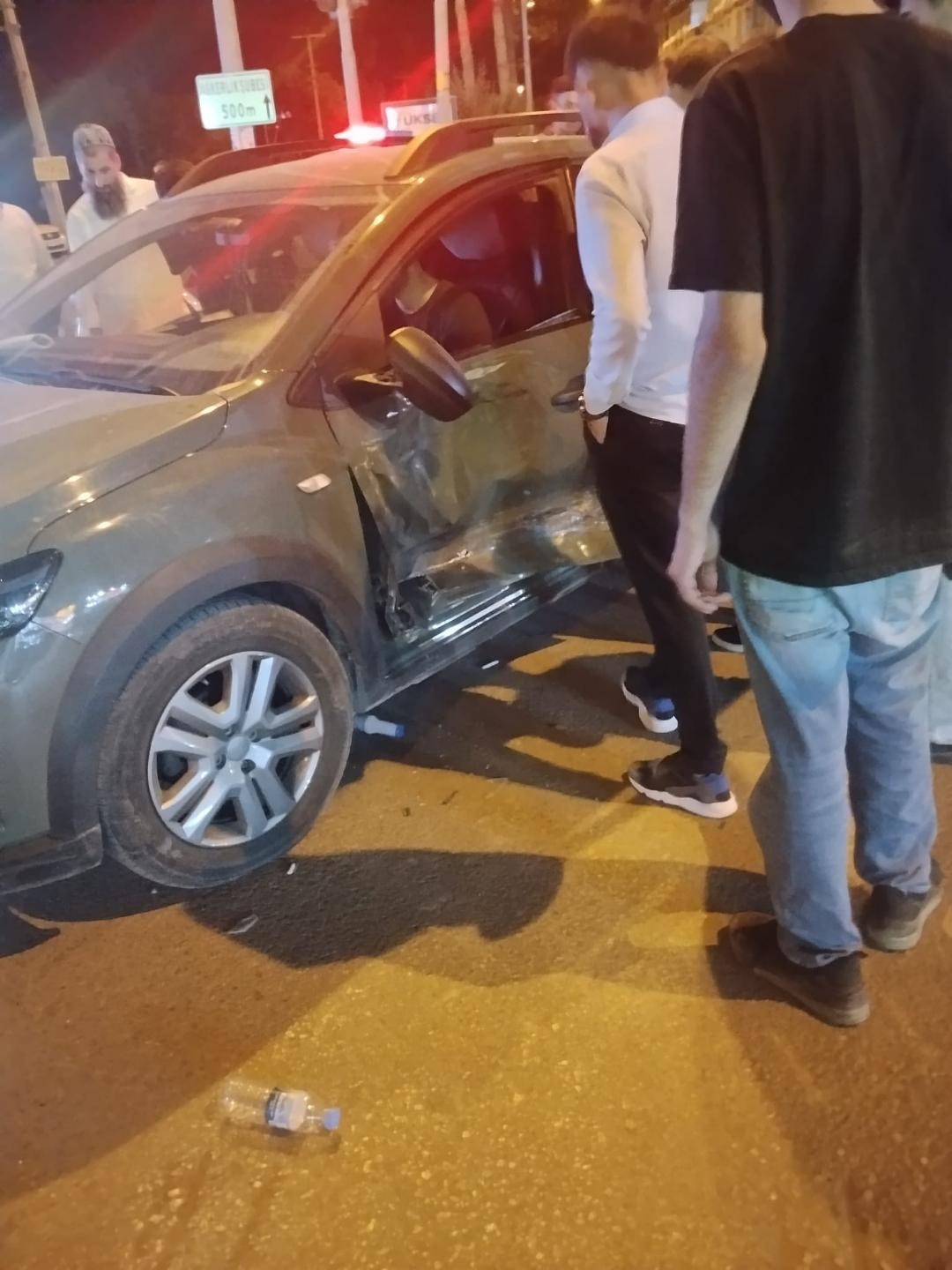 ÇARPIŞMANIN ETKİSİYLE ARAÇLARDA MADDİ HASAR OLUŞTU