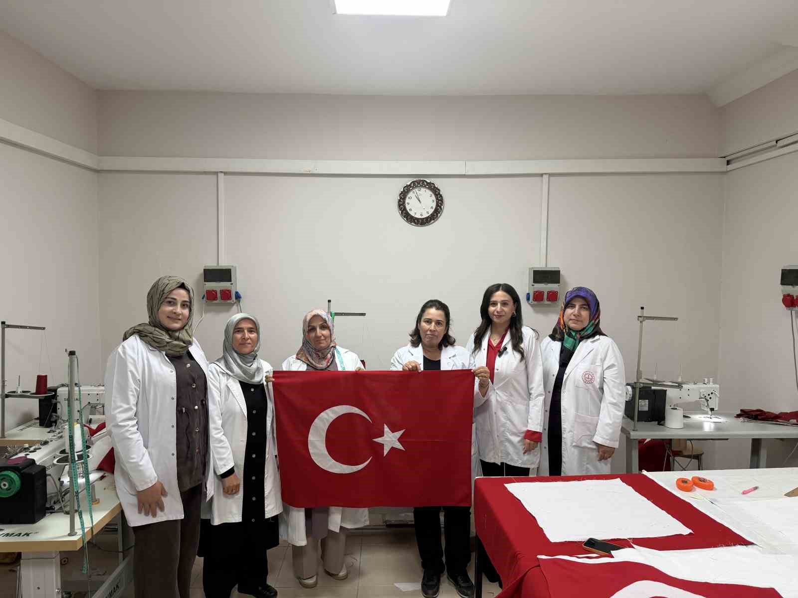 AY-YILDIZLI AL BAYRAK USTA ÖĞRETİCİ VE KURSİYERLERİN ELLERİNDE VARLIK BULUYOR