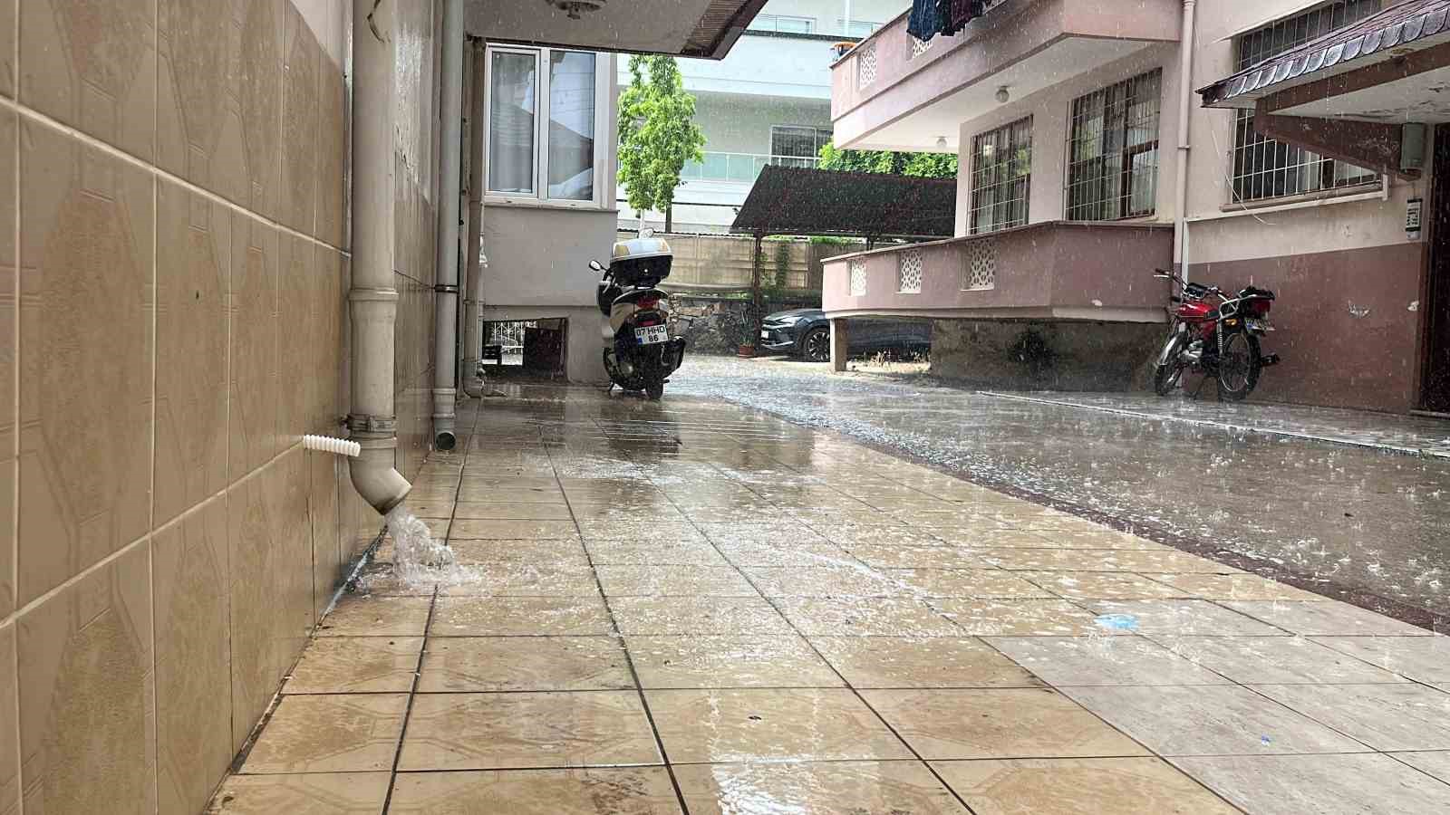 ANTALYA’NIN ALANYA İLÇESİNDE ÖĞLE SAATLERİNDE ETKİLİ OLAN GÖK GÜRÜLTÜLÜ SAĞANAK YAĞIŞ, HAYATI OLUMSUZ ETKİLEDİ. YAKLAŞIK YARIM SAAT ETKİLİ OLAN YAĞIŞIN ARDINDAN HAVA YENİDEN GÜNEŞLİ HAVAYA DÖNDÜ.