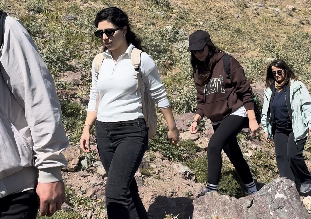 HAKKARİ’NİN YÜKSEKOVA İLÇESİNDE 22 DOĞASEVER, 3 BİN 500 RAKIMLI İKİYAKA DAĞLARI’NDAKİ SAT GÖLLERİ'NE DOĞA YÜRÜYÜŞÜ GERÇEKLEŞTİRDİ.