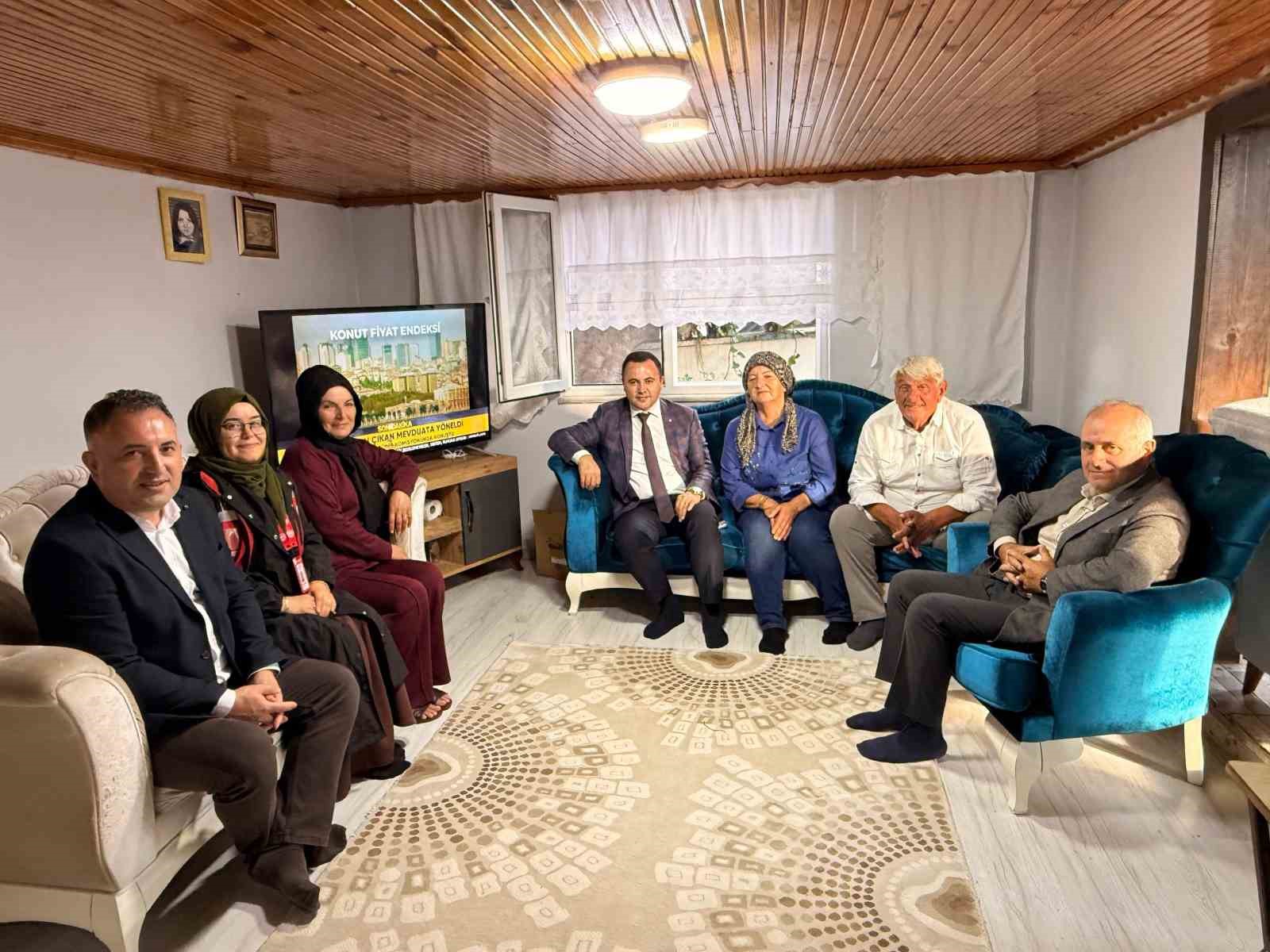 AKÇAKOCA KAYMAKAMI DR. HACI ARSLAN UZAN, SOSYAL HİZMETLER MÜDÜRÜ RECEP SAY İLE BİRLİKTE KIBRIS GAZİLERİ YAŞAR SAĞLAM VE TACETTİN TOPALOĞLU’NU AİLELERİYLE BİRLİKTE ZİYARET ETTİ.