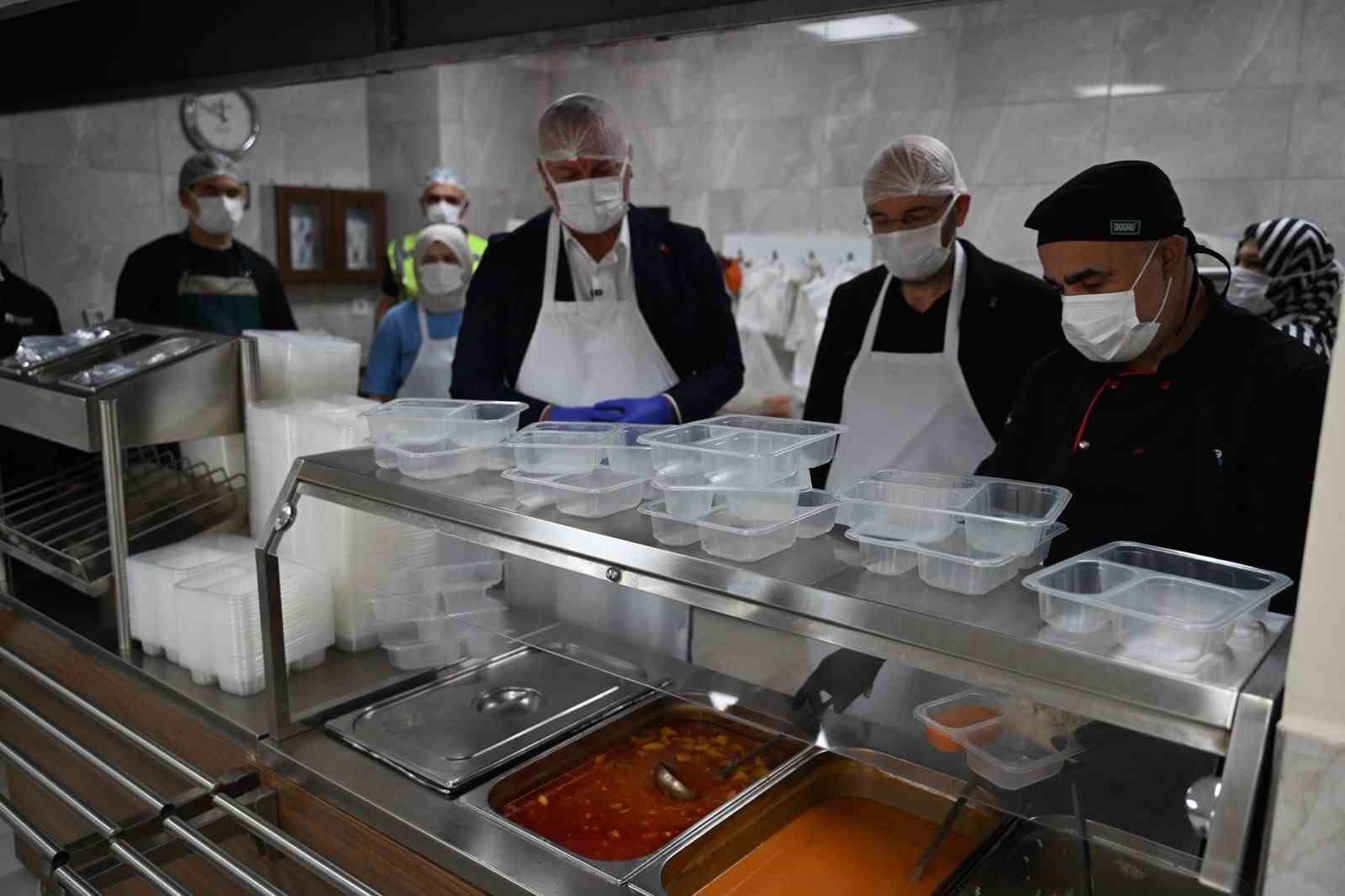 KARACABEY BELEDİYE BAŞKANI FATİH KARABATI, 1 EKİM DÜNYA YAŞLILAR GÜNÜ DOLAYISIYLA AŞEVİ’NDE KENDİ ELLERİYLE HAZIRLADIĞI YEMEKLERİ ZEKERİYA YILMAZ’IN EVİNE ULAŞTIRDI. AK PARTİ İLÇE BAŞKANI GÜLTEKİN SAYGISEVER VE İLÇE YÖNETİCİLERİNİN DE EŞLİK ETTİĞİ SAMİMİ ZİYARETTE BAŞKAN KARABATI, "BÜYÜKLERİMİZİN DUASI, TECRÜBESİ VE HAYATIMIZA KATTIĞI DEĞER BİZLER İÇİN ÇOK KIYMETLİ. ONLARIN HER ZAMAN YANINDA OLMAYA DEVAM EDECEĞİZ." DEDİ.