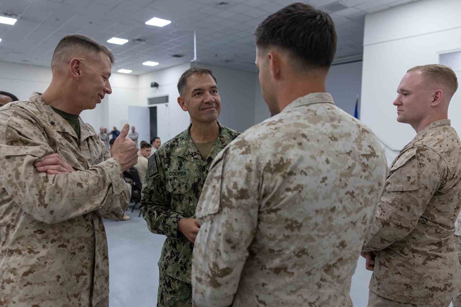 CENTCOM KOMUTANI COOPER HÜRMÜZ BOĞAZI ÜZERİNDEN HELİKOPTERLE UÇUŞ GERÇEKLEŞTİRDİ