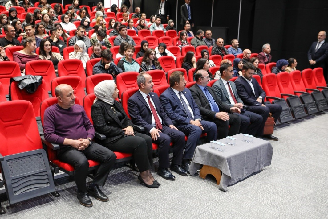 ATATÜRK ÜNİVERSİTESİ İLETİŞİM FAKÜLTESİNDE, YENİ ÖĞRENCİLERİN ÜNİVERSİTE VE FAKÜLTE YAŞAMINA UYUM SAĞLAMALARINA KATKI SUNMAK AMACIYLA 2026-2027 EĞİTİM-ÖĞRETİM YILI AÇILIŞ VE ORYANTASYON PROGRAMI AK PARTİ ERZURUM MİLLETVEKİLİ ABDURRAHİM FIRAT VE ATATÜRK ÜNİVERSİTESİ REKTÖRÜ PROF. DR. AHMET HACIMÜFTÜOĞLU'NUN KATILIMIYLA DÜZENLENDİ.