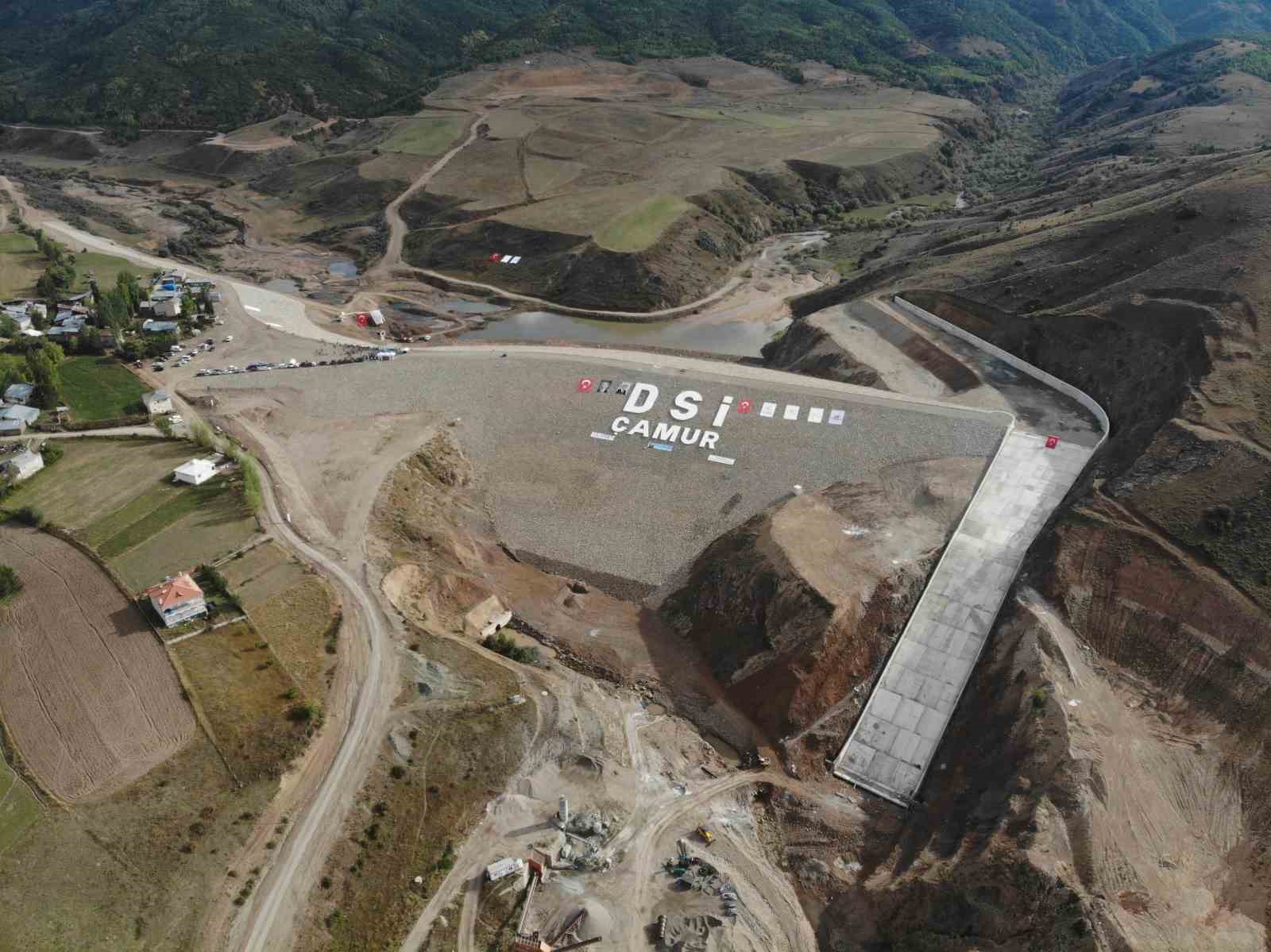 GÜMÜŞHANE’NİN KELKİT İLÇESİNDE YAPIMI SÜRDÜRÜLEN ÇAMUR BARAJI’NDA SU TUTMA İŞLEMİ BAŞLATILDI.