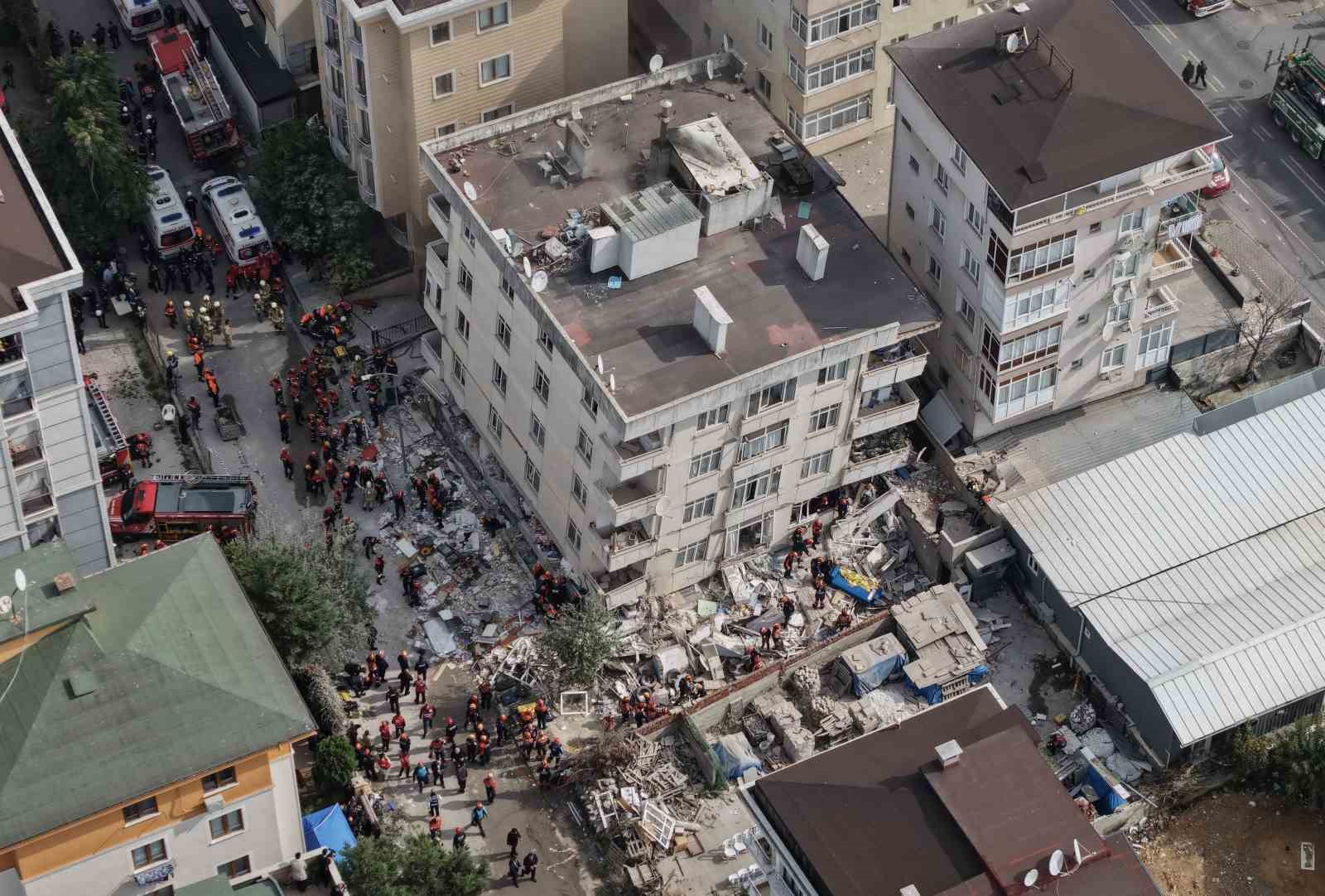 MALTEPE’DE 7 KATLI BİR BİNANIN ZEMİN ÜSTÜ 3 KATI ÇÖKTÜ