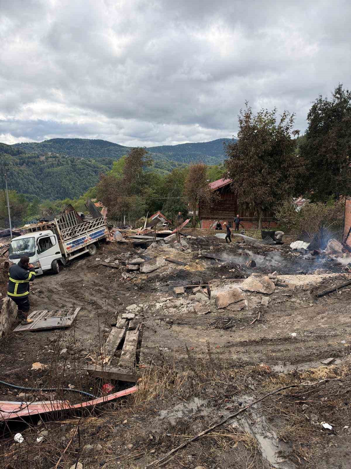 KASTAMONU'NUN İNEBOLU İLÇESİNDE 11 EVİN YANDIĞI KÖYDE İNEBOLU KAYMAKAMLIĞI VE İL ÖZEL İDARESİ EKİPLERİNCE SOĞUTMA VE ENKAZ KALDIRMA ÇALIŞMALARI DEVAM EDİYOR.