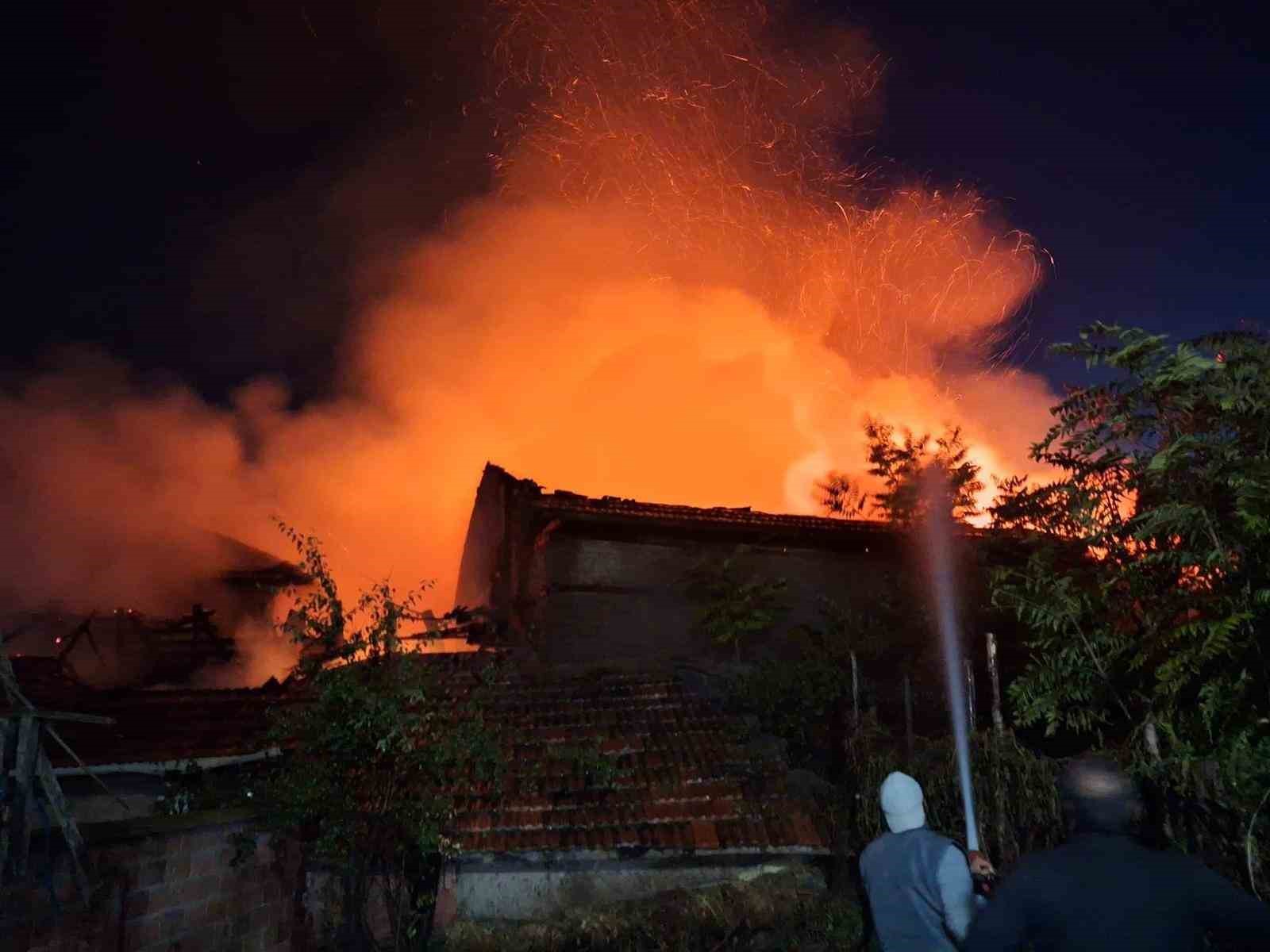 BURDUR’UN YEŞİLOVA İLÇESİNE BAĞLI AKÇAKÖY’DE ÇIKAN YANGINDA 3 EV VE 1 AHIR HASAR GÖRÜRKEN, OLAYDA CAN KAYBI YAŞANMADI.