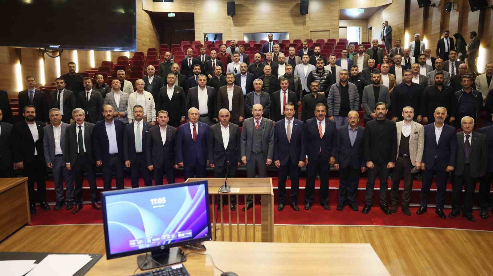 KAYSERİ TİCARET ODASI (KTO) ORGAN SEÇİMLERİNİN ARDINDAN YENİDEN SEÇİLEN YÖNETİM KURULU BAŞKANI ÖMER GÜLSOY, MECLİS BAŞKANI CENGİZ HAKAN ARSLAN, MECLİS VE KOMİTE ÜYELERİ, KOCASİNAN 1. İLÇE SEÇİM KURULU’NDAN MAZBATALARINI TÖRENLE TESLİM ALDI.