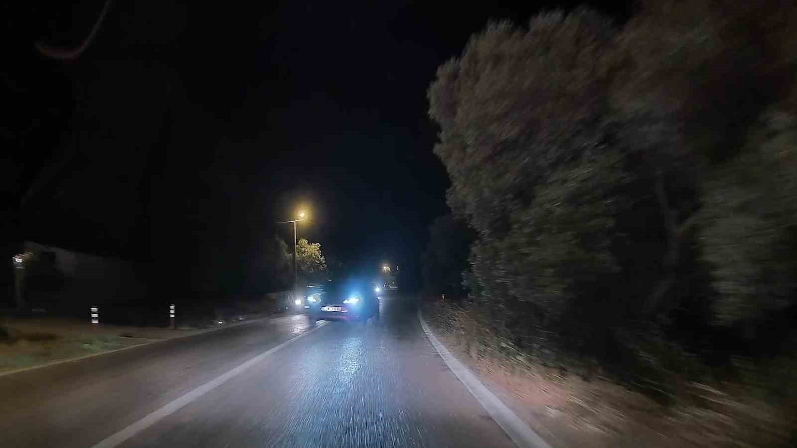 KARŞI YÖNDEN GELEN TİCARİ ARAÇ İLE HATALI SOLLAMA YAPAN OTOMOBİLİN KARŞI KARŞIYA GELDİĞİ ANLAR ARAÇ KAMERASINA SANİYE SANİYE YANSIDI.