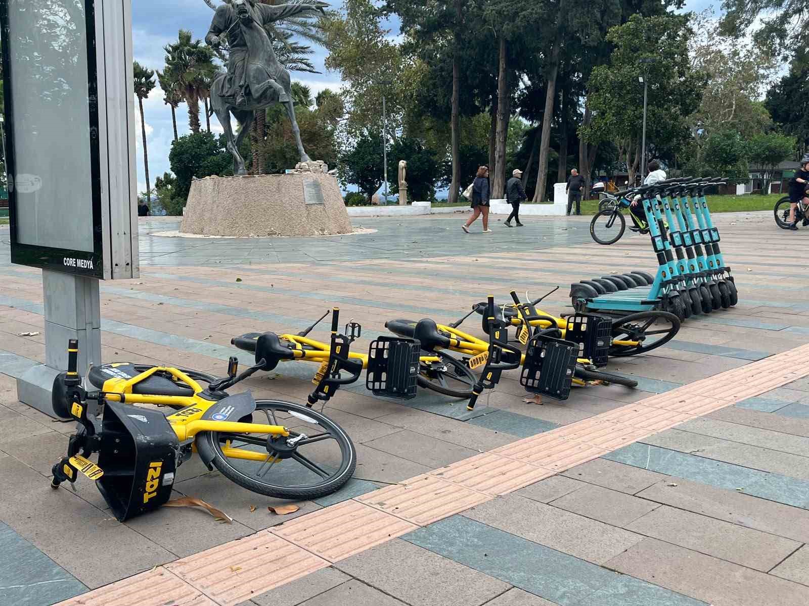 METEOROLOJİ GENEL MÜDÜRLÜĞÜNÜN UYARIDA BULUNDUĞU ANTALYA'DA ÖĞLE SAATLERİNDE ANİDEN BAŞLAYAN FIRTINA, DEV DALGALAR OLUŞTURDUĞU DÜNYACA ÜNLÜ SAHİLİ BEYAZA BÜRÜDÜ.