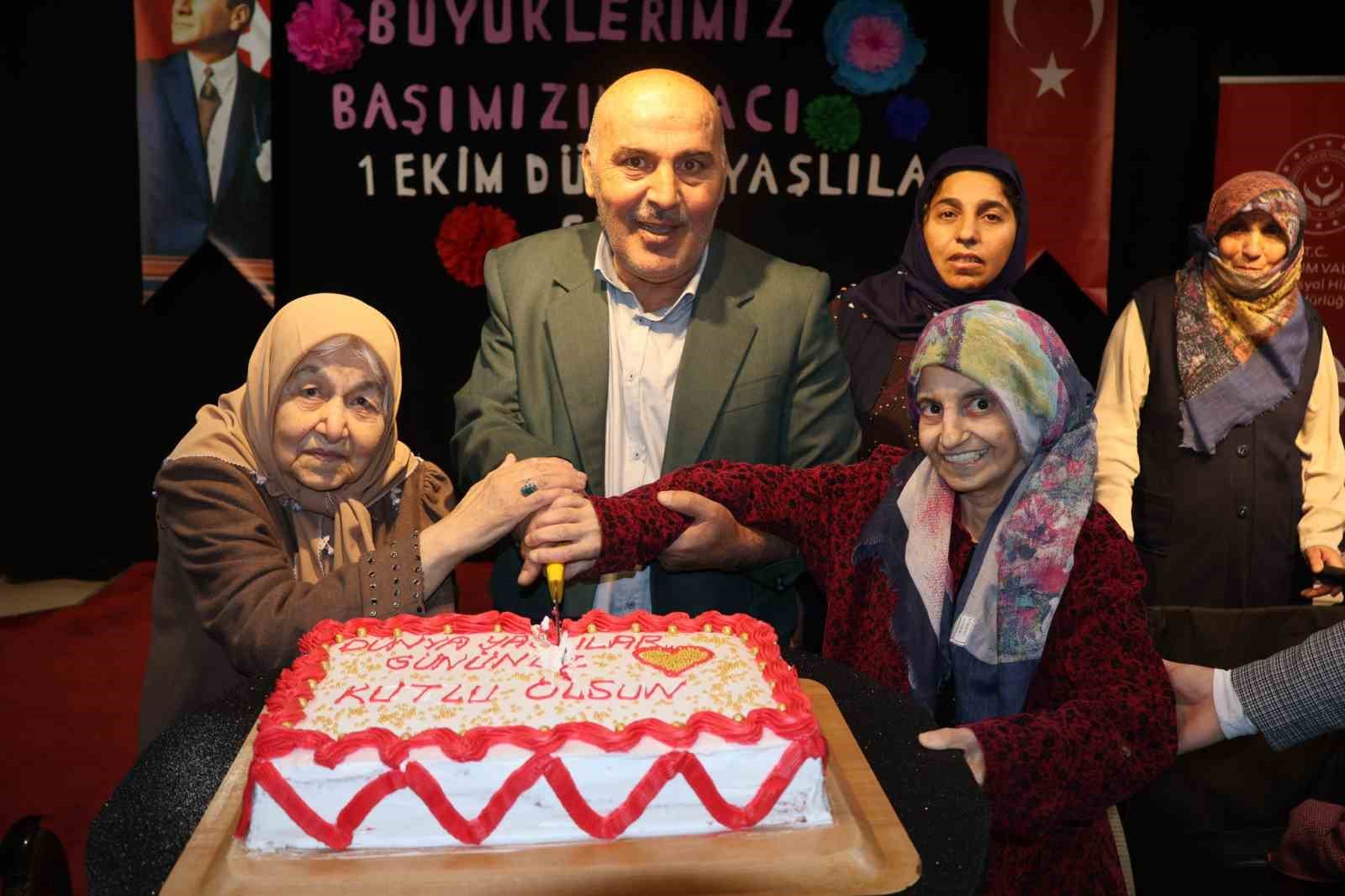 AİLE VE SOSYAL HİZMETLER BAKANLIĞI ÖNCÜLÜĞÜNDE, 1 EKİM DÜNYA YAŞLILAR GÜNÜ KAPSAMINDA 81 İLDE EŞ ZAMANLI GERÇEKLEŞTİRİLEN FARKINDALIK YÜRÜYÜŞÜNÜN ERZURUM AYAĞI, ERZURUM AİLE VE SOSYAL HİZMETLER İL MÜDÜRLÜĞÜ TARAFINDAN DÜZENLENDİ.