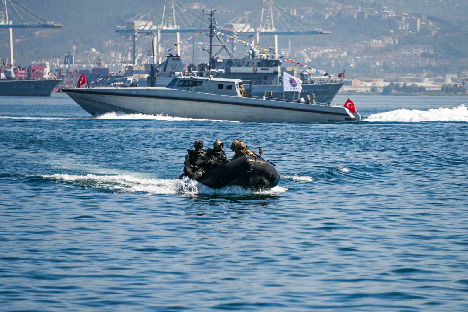 KOCAELİ'DE DÜZENLENEN TEKNOFEST MAVİ VATAN'DA SAT VE SAS KOMANDOLARININ GERÇEKLEŞTİRDİĞİ REHİNE KURTARMA OPERASYONU İLGİYLE İZLENDİ.