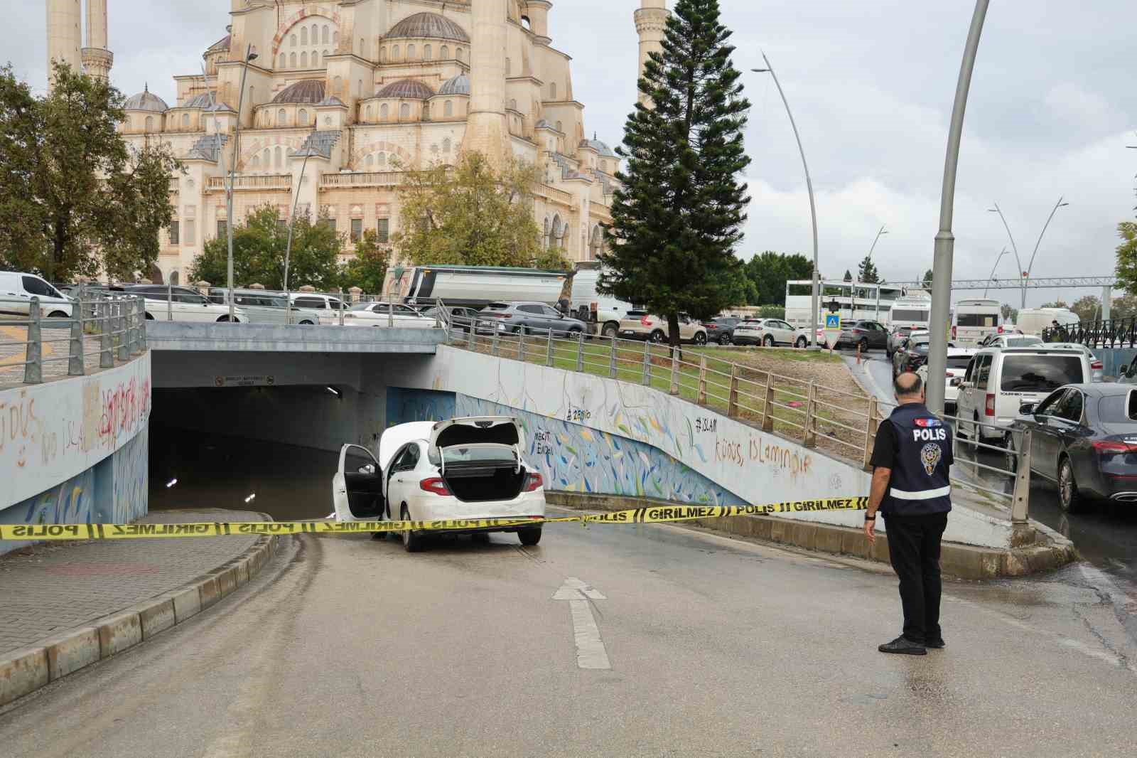 ADANA’DA SAĞANAK YAĞMURDA SOKAKLAR GÖLE DÖNERKEN ALT GEÇİTTEN GEÇMEYE ÇALIŞAN BİR OTOMOBİL İSE SUYA GÖMÜLDÜ.