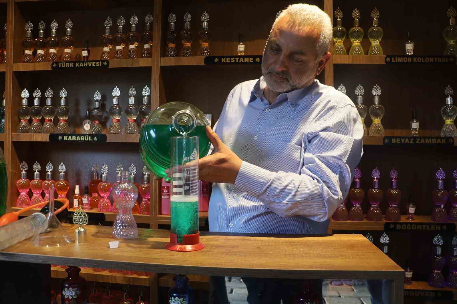 SİVAS’TA 35 YILDIR KOLONYA ÜRETİMİ YAPAN ZANAATKARLAR ÇARŞISI ESNAFI, EŞİNİN İSTEĞİ ÜZERİNE SİVAS KALESİNİN ORTAM HAVASINDAN ESİNLENEREK SİVAS HATIRASI ADINI VERDİĞİ KOLONYA ÜRETTİ.