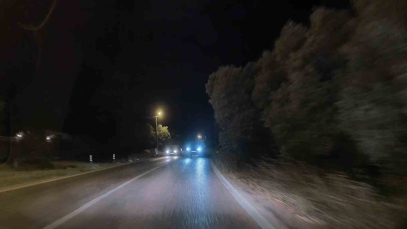 KARŞI YÖNDEN GELEN TİCARİ ARAÇ İLE HATALI SOLLAMA YAPAN OTOMOBİLİN KARŞI KARŞIYA GELDİĞİ ANLAR ARAÇ KAMERASINA SANİYE SANİYE YANSIDI.