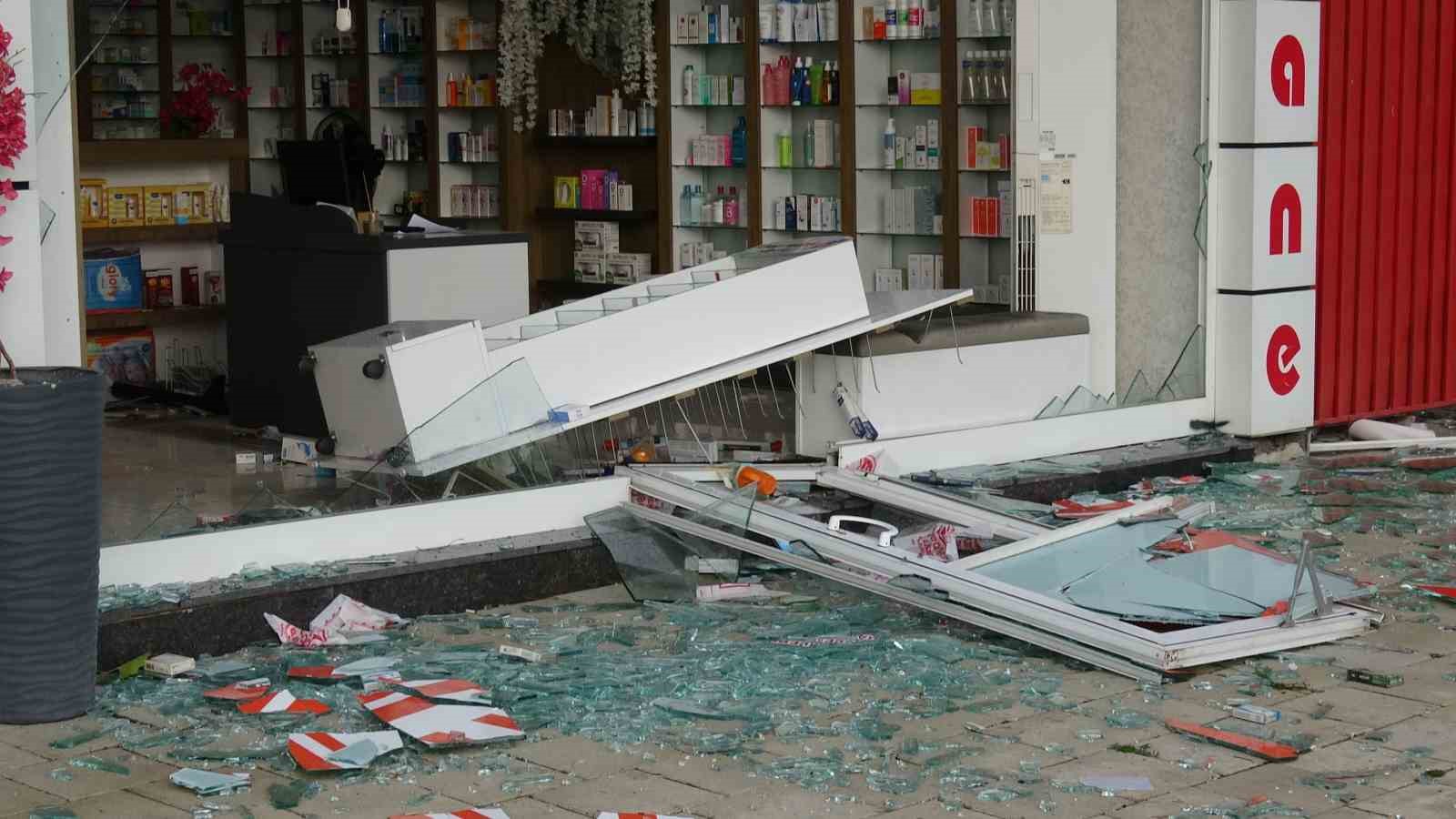 MALATYA'DA ANİDEN BASTIRAN SAĞANAK, ŞİDDETLİ RÜZGARLA BİRLİKTE ETKİLİ OLDU. FIRTINA NEDENİYLE KENT MERKEZİNDE BİRÇOK NOKTADA AĞAÇLAR DEVRİLİRKEN, BAZI İŞ YERLERİNİN CAMLARI KIRILDI.