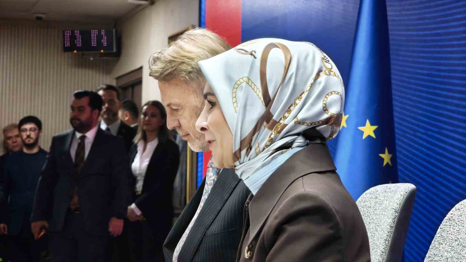 AİLE VE SOSYAL HİZMETLER BAKANI MAHİNUR ÖZDEMİR GÖKTAŞ, "DÜZENLİ NAKİT DESTEKLERLE AİLELERİN GIDA, BARINMA EĞİTİM GİBİ TEMEL İHTİYAÇLARINA DESTEK OLMAYI SÜRDÜRECEĞİZ. BÖYLECE AİLELERİ TEMEL İHTİYAÇLARI NOKTASINDA DAHA DA GÜÇLENDİRECEĞİZ" DEDİ.