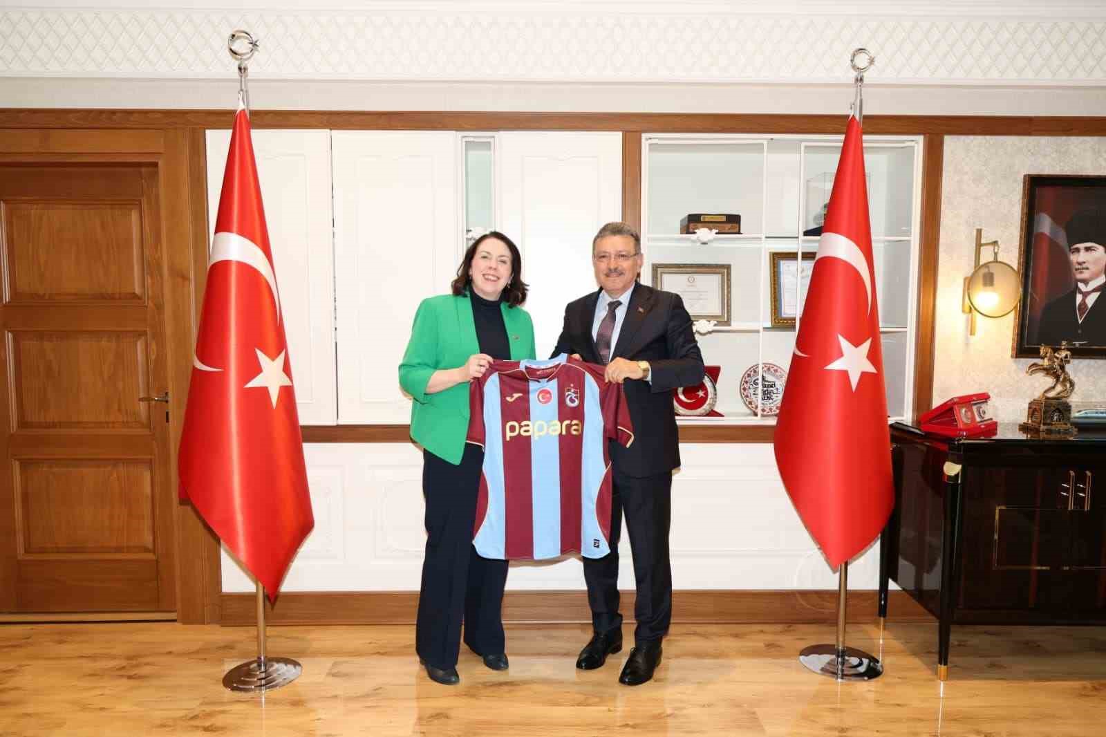 TRABZON BÜYÜKŞEHİR BELEDİYE BAŞKANI AHMET METİN GENÇ, KONUKLARINA TRABZONSPOR FORMASI HEDİYE ETTİ