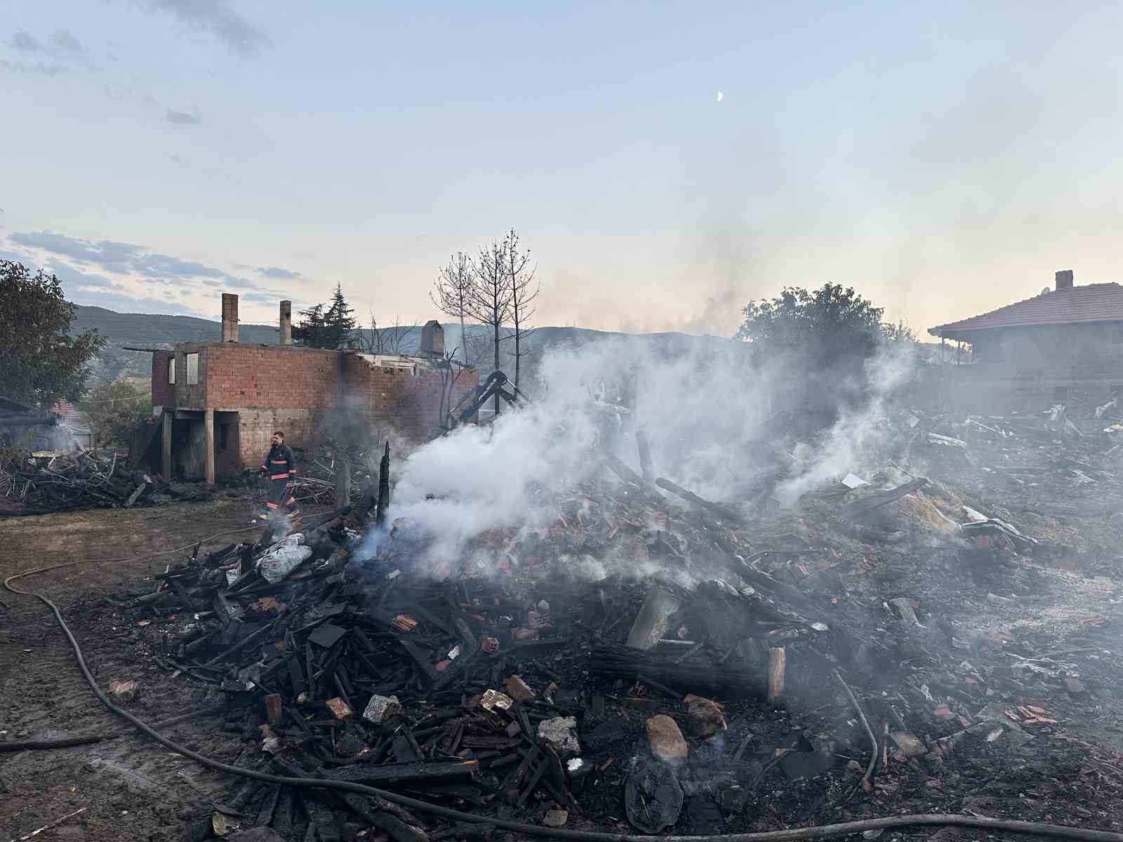 3 EVİN YANDIĞI, 2 İNEK VE 4 KEDİNİN TELEF OLDUĞU YANGINDA SOĞUTMA ÇALIŞMALARI SÜRÜYOR