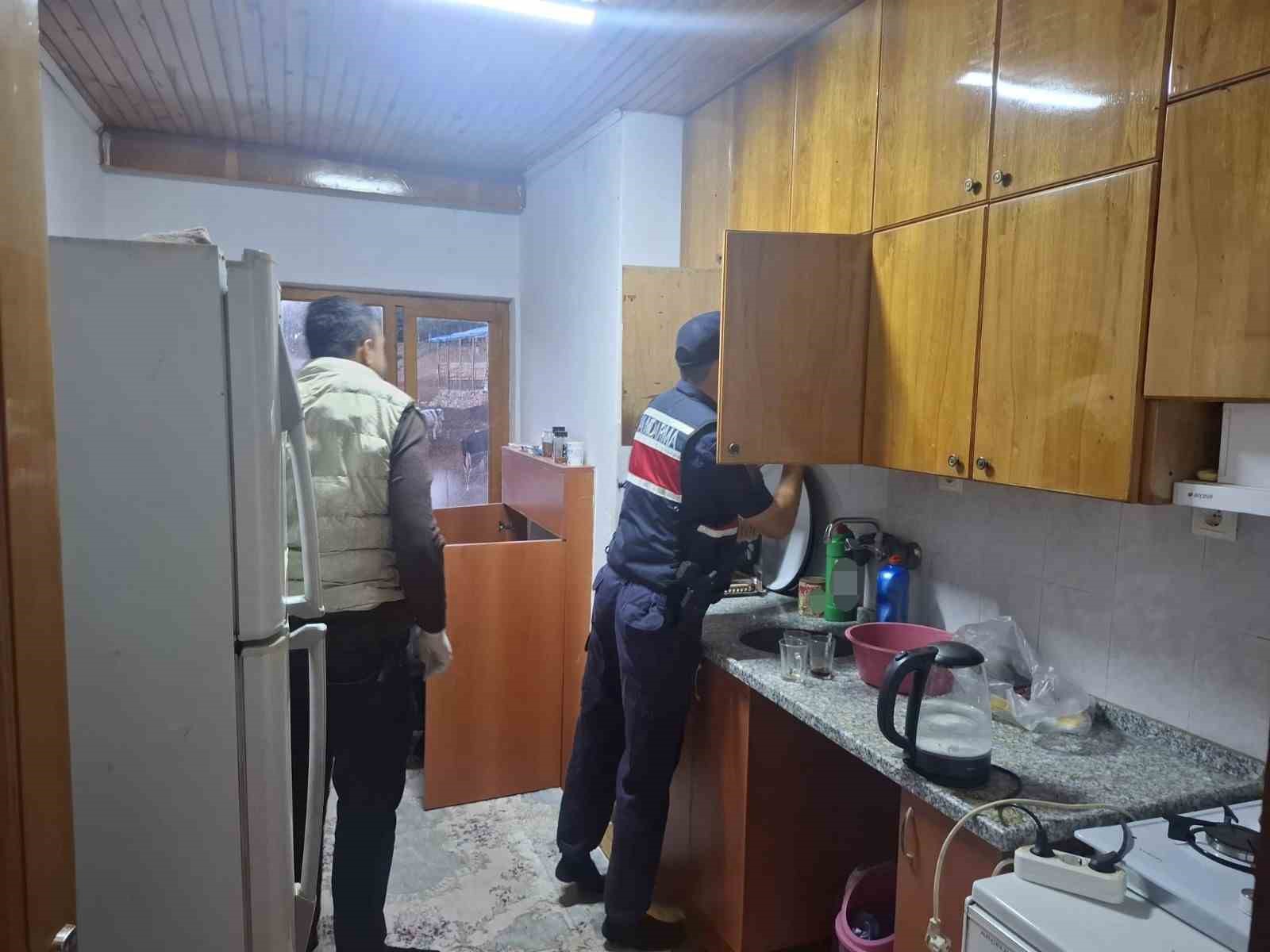 BURDUR MERKEZLİ 2 İLDE DÜZENLENEN TOPLAM 566 MİLYON TL İŞLEM HACMİ TESPİT EDİLEN YASA DIŞI BAHİS OPERASYONUNDA 11 ŞÜPHELİ YAKALANARAK GÖZALTINA ALINIRKEN, 3 ŞÜPHELİNİN YAKALANMASI İÇİN ÇALIŞMALAR SÜRÜYOR.