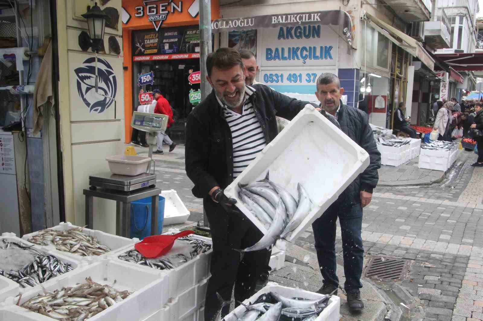 KARADENİZ'DE PALAMUT AVININ BOLLAŞMASIYLA BİRLİKTE FİYATLAR YARI YARIYA DÜŞTÜ. YAKLAŞIK 800-900 GRAM AĞIRLIĞINDAKİ PALAMUTLARIN TANESİ 50 LİRADAN SATIŞA SUNULURKEN, VATANDAŞLAR UCUZ BALIĞA YOĞUN İLGİ GÖSTERDİ.