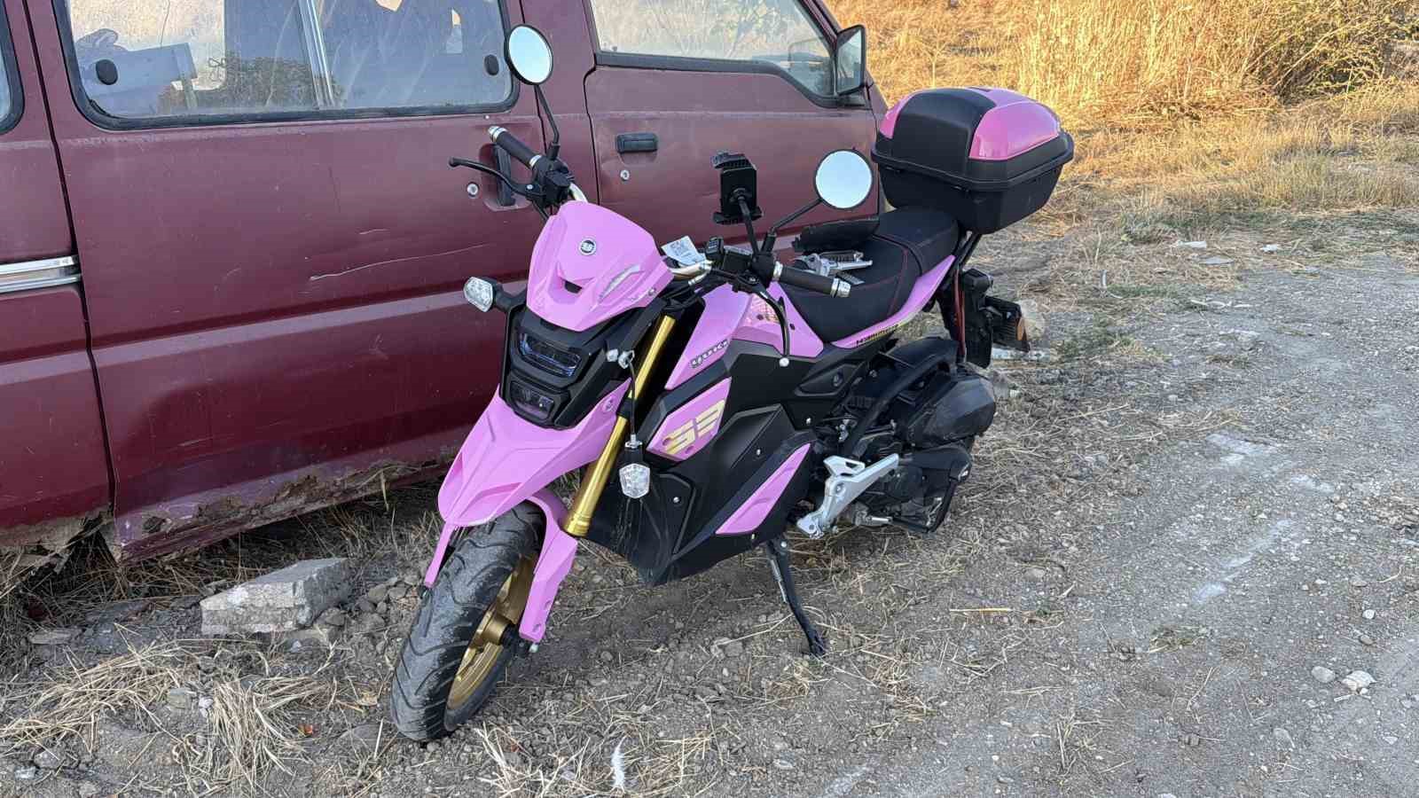 BOLU’DA, D-100 KARA YOLUNDA MOTOSİKLET İLE OTOMOBİLİN ÇARPIŞTIĞI KAZADA 2 KİŞİ YARALANDI.