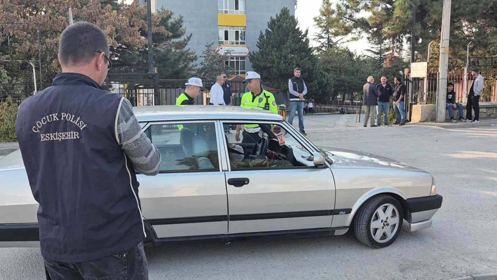 ESKİŞEHİR’DE ÖĞRENCİLERİN HUZUR VE GÜVEN ORTAMI İÇİNDE EĞİTİMLERİNİ SÜRDÜRMELERİNİ SAĞLAMAK AMACIYLA İL EMNİYET MÜDÜRLÜĞÜNE BAĞLI EKİPLER TARAFINDAN OKUL ÇEVRELERİNDE GERÇEKLEŞTİRİLEN DENETİMLER ARALIKSIZ DEVAM EDİYOR.