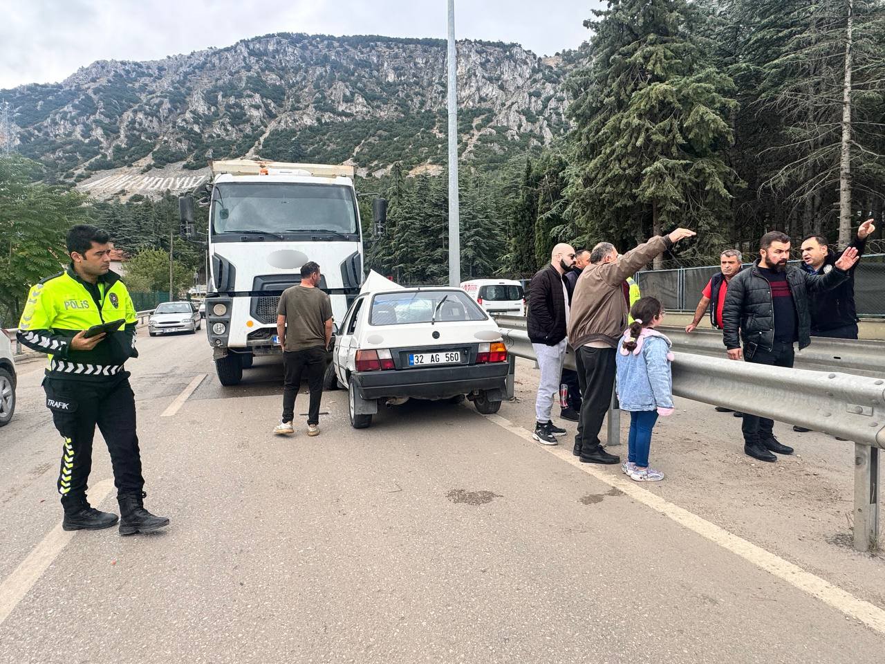 ISPARTA’NIN EĞİRDİR İLÇESİNDE MEYDANA GELEN TRAFİK KAZASINDA, TERS YÖNE GİREN OTOMOBİL, KARŞI YÖNDEN GELEN HAFRİYAT KAMYONUYLA ÇARPIŞTI. KAZADA OTOMOBİL SÜRÜCÜSÜ VE ARAÇTA BULUNAN İKİ YOLCU, ŞANS ESERİ KAZAYI YARA ALMADAN ATLATTI.