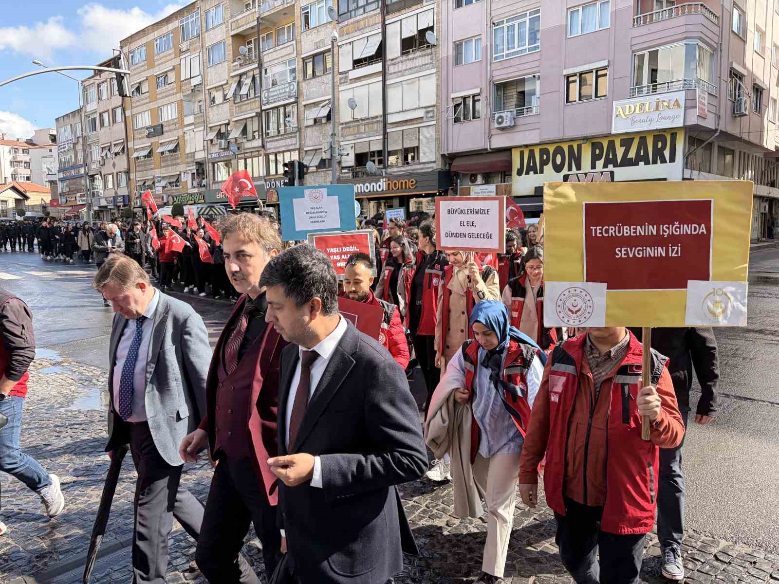 KIRKLARELİ’NDE 1 EKİM DÜNYA YAŞLILAR GÜNÜ KAPSAMINDA,  SAĞLIKLI VE AKTİF YAŞLANMAYA YÖNELİK FARKINDALIĞI ARTIRMAK AMACIYLA KORTEJ YÜRÜYÜŞÜ DÜZENLENDİ.