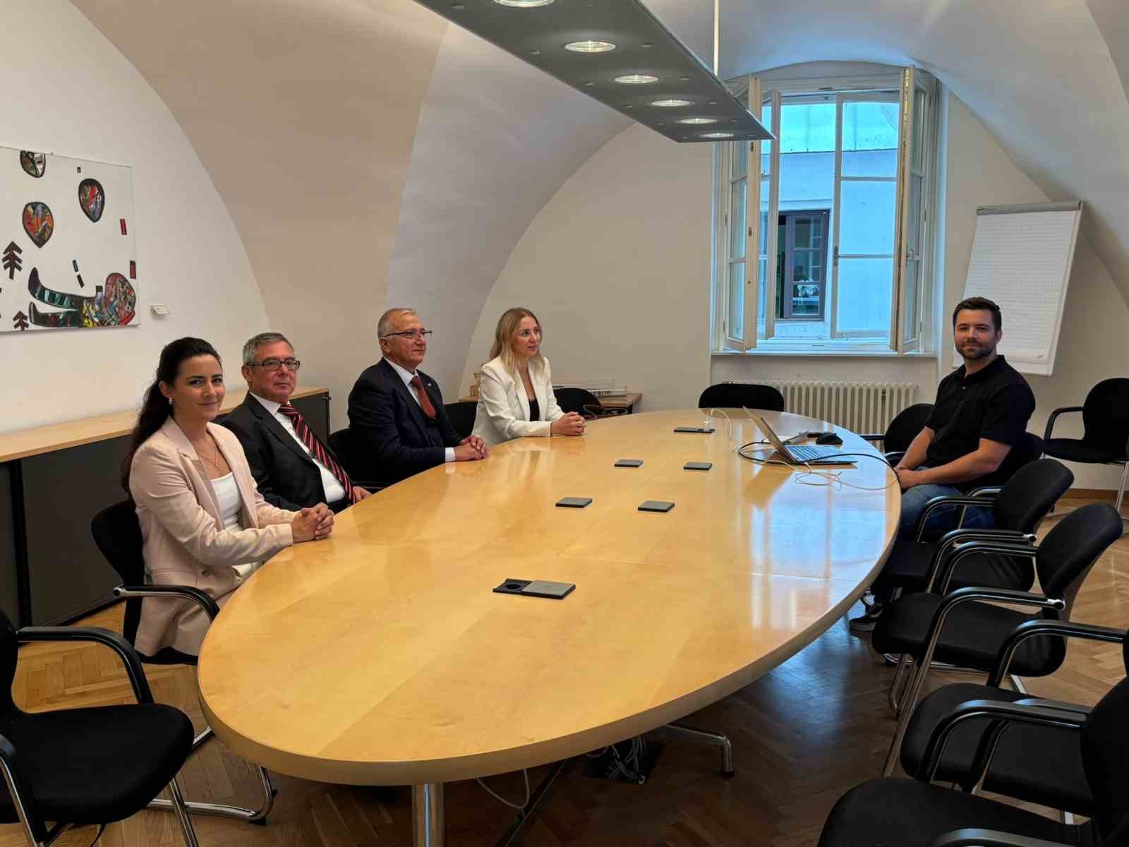 ESKİŞEHİR BÜYÜKŞEHİR BELEDİYESİ HEYETİ, KARDEŞ ŞEHİR LİNZ BELEDİYE BAŞKANI DİETMAR PRAMMER’IN DAVETİ ÜZERİNE AVUSTURYA’YA GİDEREK ULUSLARARASI BRUCKNERFEST 2026’NIN AÇILIŞ PROGRAMI VE ARS ELECTRONİCA FESTİVALİ KAPSAMINDAKİ ETKİNLİKLERE KATILDI.