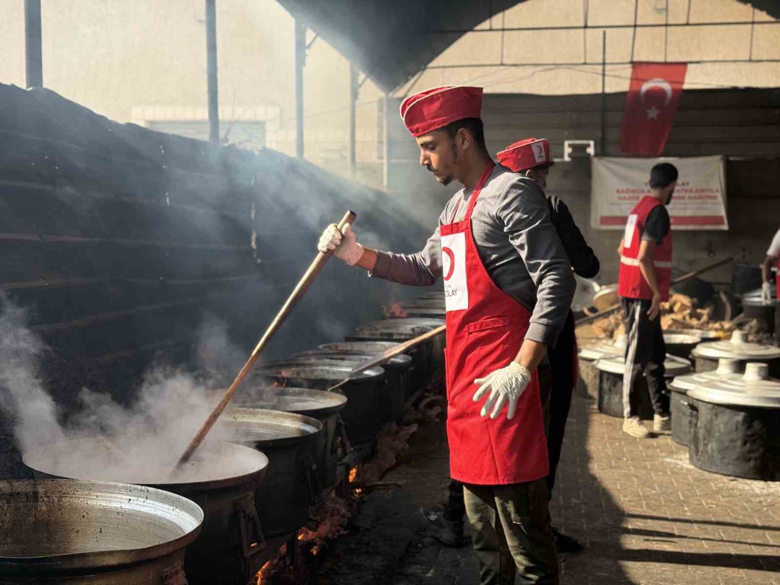 TÜRK KIZILAY, 7 EKİM 2023’TEN BU YANA GAZZE’DE YÜRÜTTÜĞÜ İNSANİ YARDIM OPERASYONLARINI ÜÇÜNCÜ YILINDA DA KESİNTİSİZ SÜRDÜRÜYOR. BÖLGEDE TEMİZ SUYA ERİŞİM SORUNU DEVAM EDERKEN KIZILAY, HER GÜN TEMİZ SU DAĞITIMINI SÜRDÜRÜYOR.