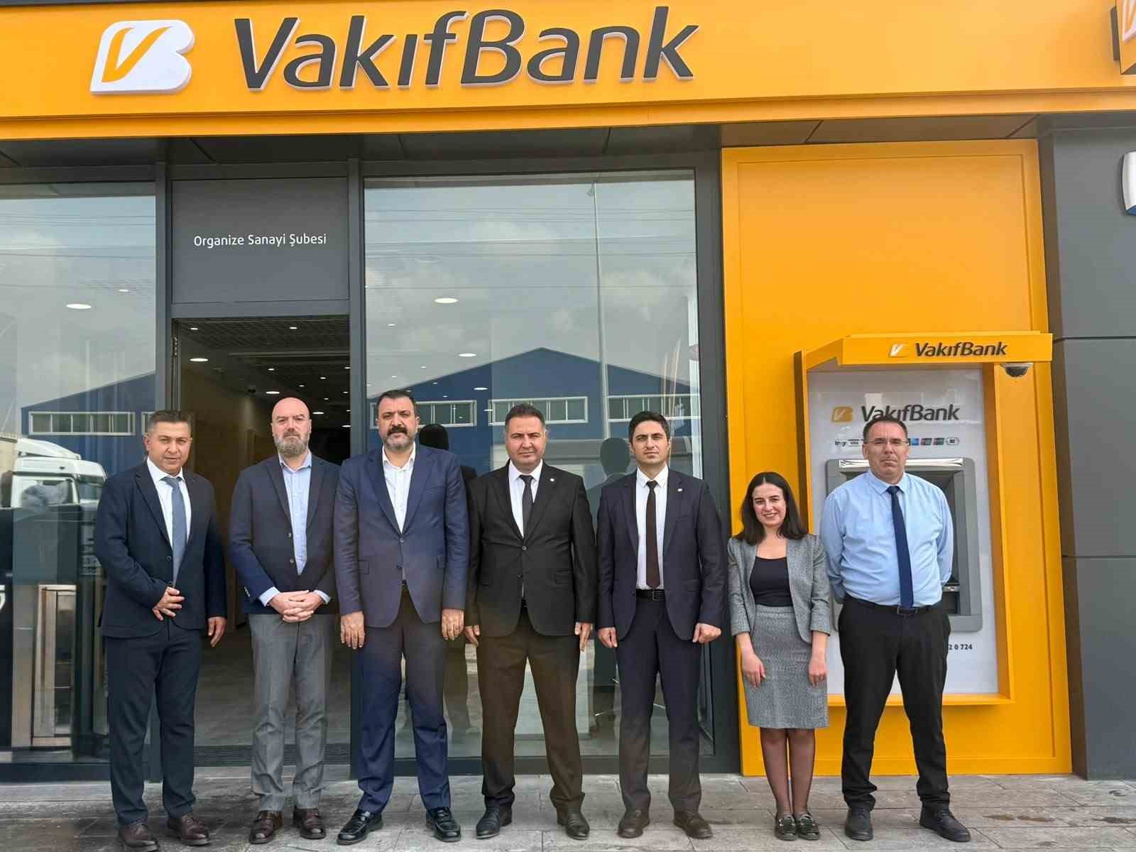 DİYARBAKIR ORGANİZE SANAYİ BÖLGESİ’NDE VAKIFBANK ŞUBESİ HİZMET VERMEYE BAŞLADI. ZİRAAT BANKASI ŞUBESİNİN AÇILMASI İÇİN DE ÇALIŞMALAR YÜRÜTÜLÜYOR.