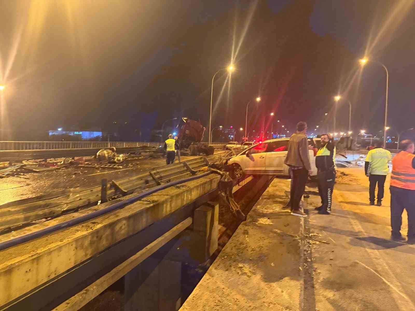 AFYONKARAHİSAR'DA TUĞLA YÜKLÜ TIR VE OTOMOBİLLERİN KARIŞTIĞI KAZADA ORTALIK SAVAŞ ALANINA DÖNERKEN, OLAYDA 1 KİŞİ ÖLDÜ 7 KİŞİDE YARALANDI.