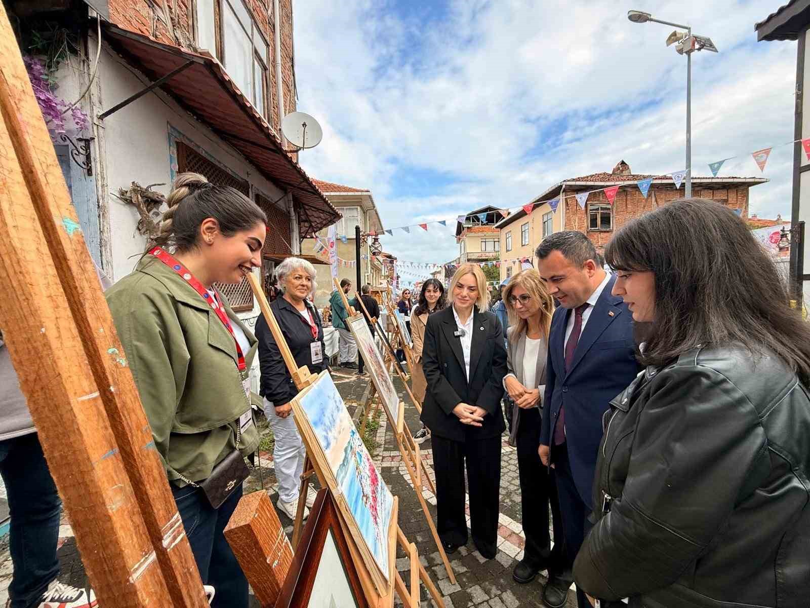 AKÇAKOCA’DA BU YIL İKİNCİSİ DÜZENLENEN ULUSLARARASI SULUBOYA FESTİVALİ, SANATÇILARI VE SANATSEVERLERİ BİR ARAYA GETİRDİ. FESTİVAL KAPSAMINDA İLÇENİN DOĞAL, TARİHİ VE KÜLTÜREL DEĞERLERİ SULUBOYA SANATIYLA FARKLI MEKÂNLARDA SANATSEVERLERLE BULUŞUYOR.