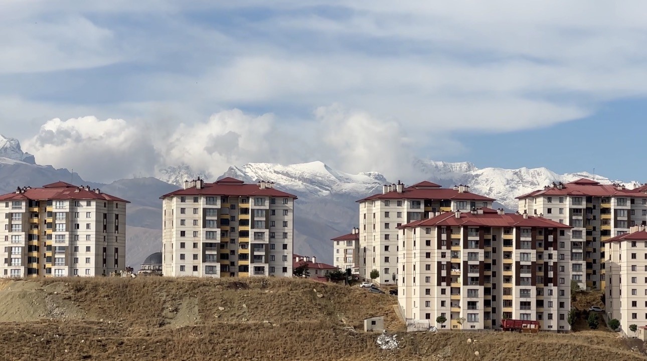 HAKKARİ'NİN YÜKSEKOVA İLÇESİNDE ETKİLİ OLAN SOĞUK HAVA VE YAĞIŞ, YÜKSEK KESİMLERDE KAR YAĞIŞINI BERABERİNDE GETİRDİ.