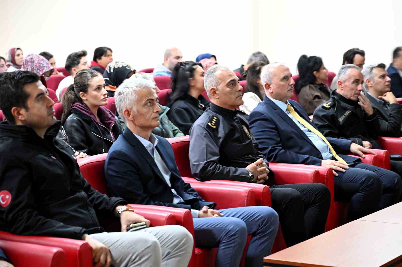 KASTAMONU İL EMNİYET MÜDÜRÜ TAMER TAŞ, KENTTE GÖREV YAPAN OKUL MÜDÜRLERİ VE OKUL BAHÇE GÖREVLİLERİYLE BİR ARAYA GELEREK, OKUL VE ÇEVRELERİNDE ALINAN GÜVENLİK TEDBİRLERİNİ DEĞERLENDİRDİ.