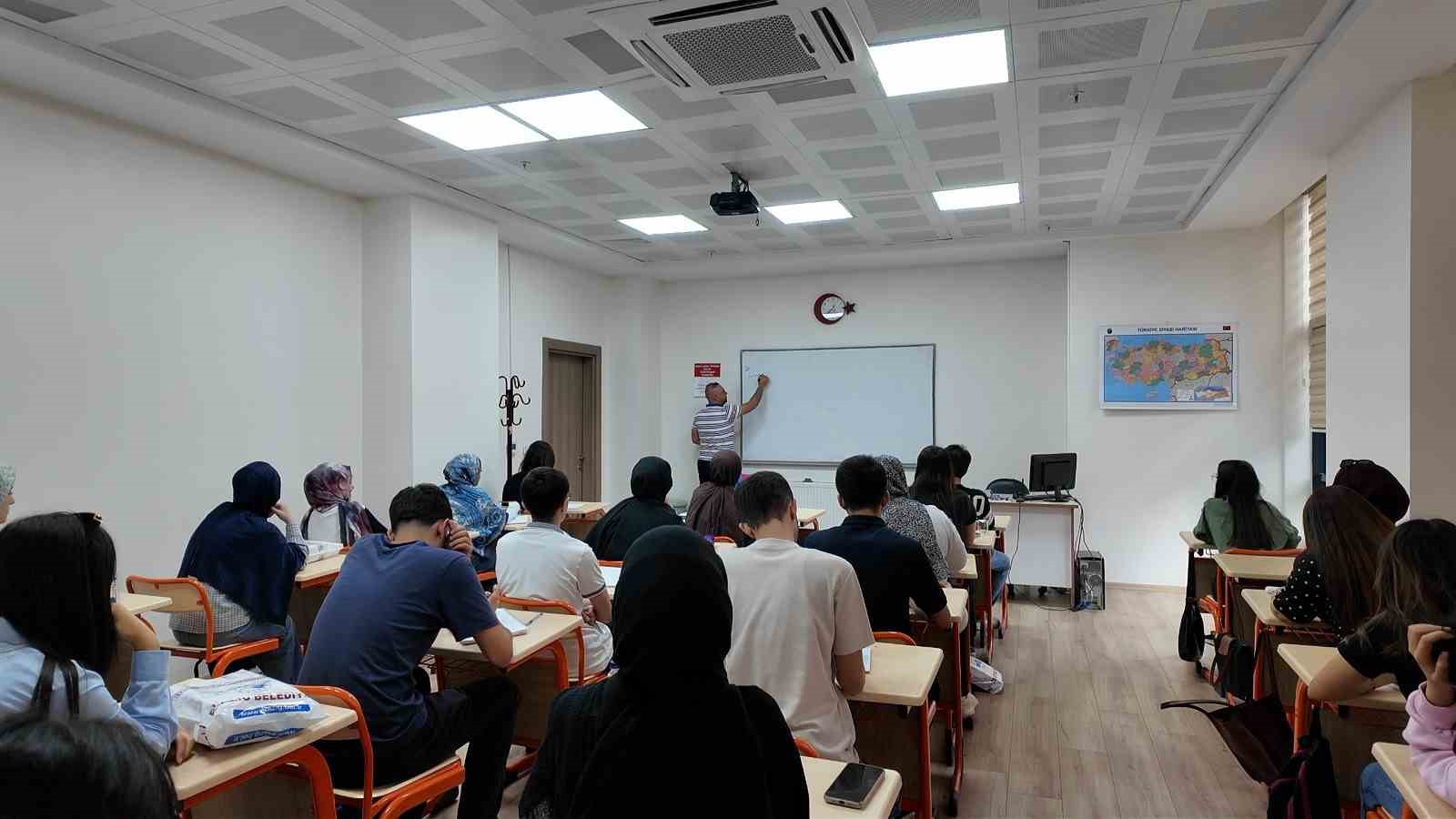 ELAZIĞ BELEDİYESİ BÜNYESİNDEKİ EKONOMİ GELİŞTİRME VE EĞİTİM MERKEZİ (EBEGEM) TARAFINDAN DÜZENLENEN ÜCRETSİZ YÜKSEKÖĞRETİM KURUMLARI SINAVI (YKS) HAZIRLIK KURSU BAŞLADI