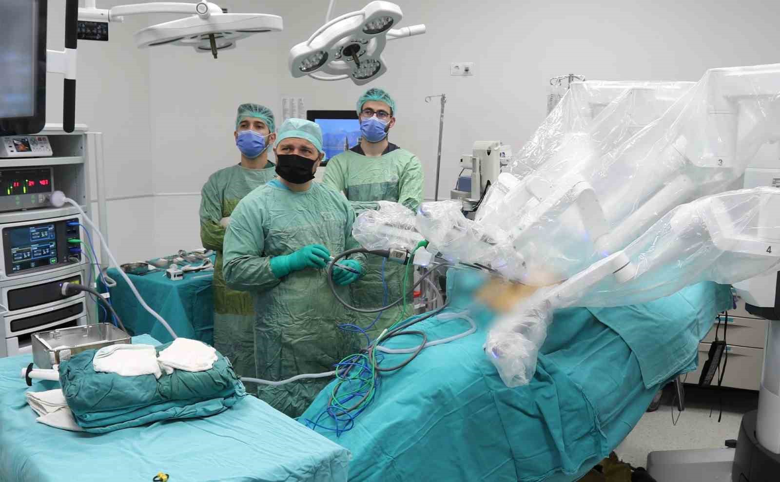 SELÇUK ÜNİVERSİTESİ (SÜ) TIP FAKÜLTESİ HASTANESİNDE İLERİ TEKNOLOJİ ROBOTİK CERRAHİ SİSTEMİ, HİÇBİR EK ÜCRET VEYA FARK ALINMAKSIZIN VATANDAŞLARIN HİZMETİNE SUNULUYOR.
