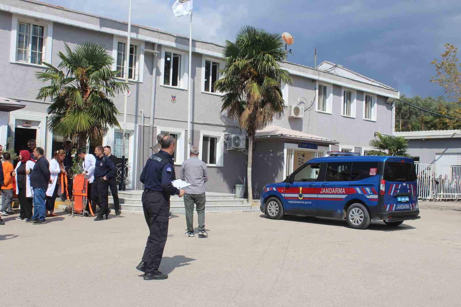GEMLİK AÇIK CEZA İNFAZ KURUMU, OLASI AFET VE ACİL DURUMLARA KARŞI KURUMUN HAZIRLIK SEVİYESİNİ ÖLÇMEK, CAN VE MAL GÜVENLİĞİNİ SAĞLAMAK VE DIŞ KURUMLARLA KOORDİNASYONU GÜÇLENDİRMEK AMACIYLA GENİŞ ÇAPLI BİR "OLAĞANÜSTÜ HAL TATBİKATI"NA SAHNE OLDU.