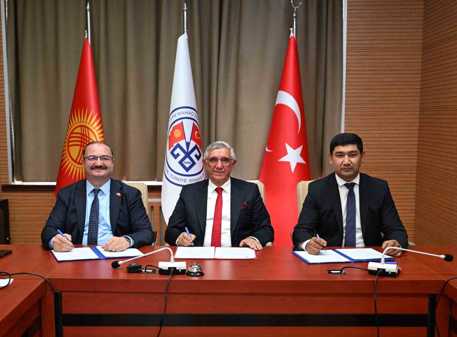 ATATÜRK ÜNİVERSİTESİ REKTÖRÜ PROF. DR. AHMET HACIMÜFTÜOĞLU (SOLDA) İLE KIRGIZİSTAN-TÜRKİYE MANAS ÜNİVERSİTESİ REKTÖRÜ PROF. DR. ALPASLAN CEYLAN (ORTADA) ARASINDA İŞ BİRLİĞİ PROTOKOLÜ İMZALANDI.