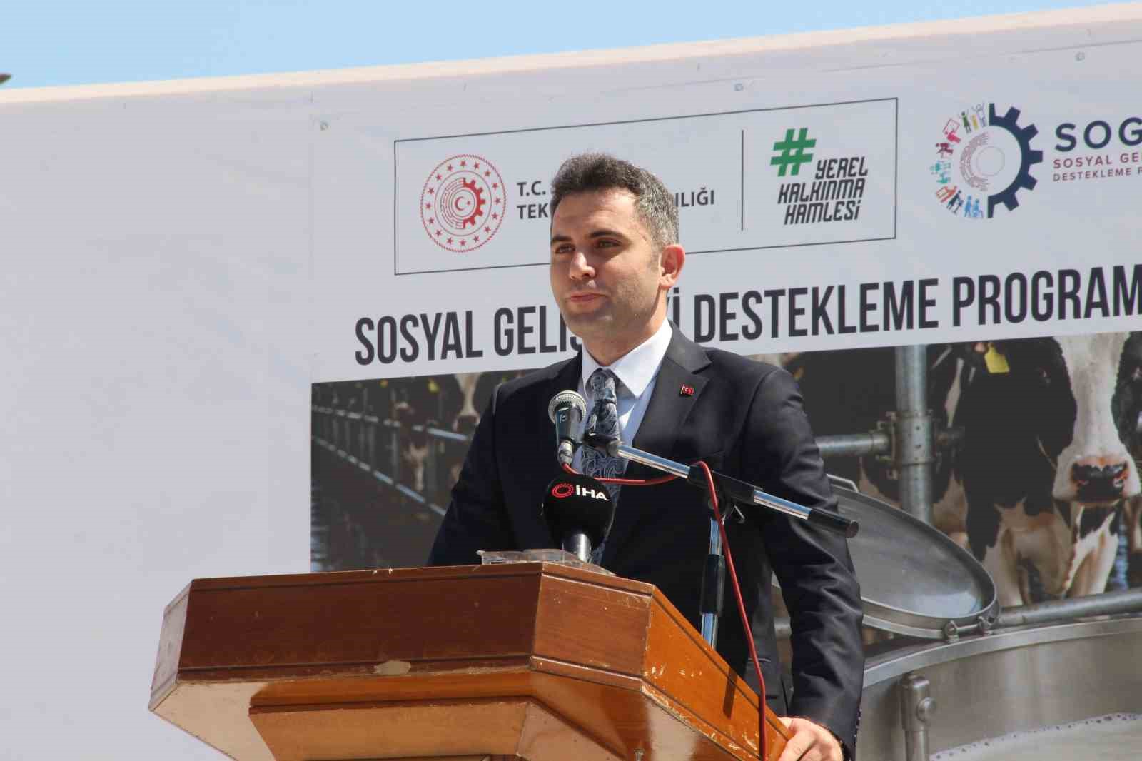 SELENDİ KAYMAKAMI MÜCAHİT ENES YILDIZ DA TARIM VE HAYVANCILIĞIN İLÇE EKONOMİSİNDE ÖNEMLİ BİR YERE SAHİP OLDUĞUNU BELİRTEREK, ÜRETİCİLERİN EMEĞİNİN KARŞILIĞINI ALABİLMESİ, SÜTÜN KALİTESİNİN KORUNMASI VE EKONOMİK DEĞERİNİN ARTIRILMASININ KIRSAL KALKINMA AÇISINDAN BÜYÜK ÖNEM TAŞIDIĞINI SÖYLEDİ.