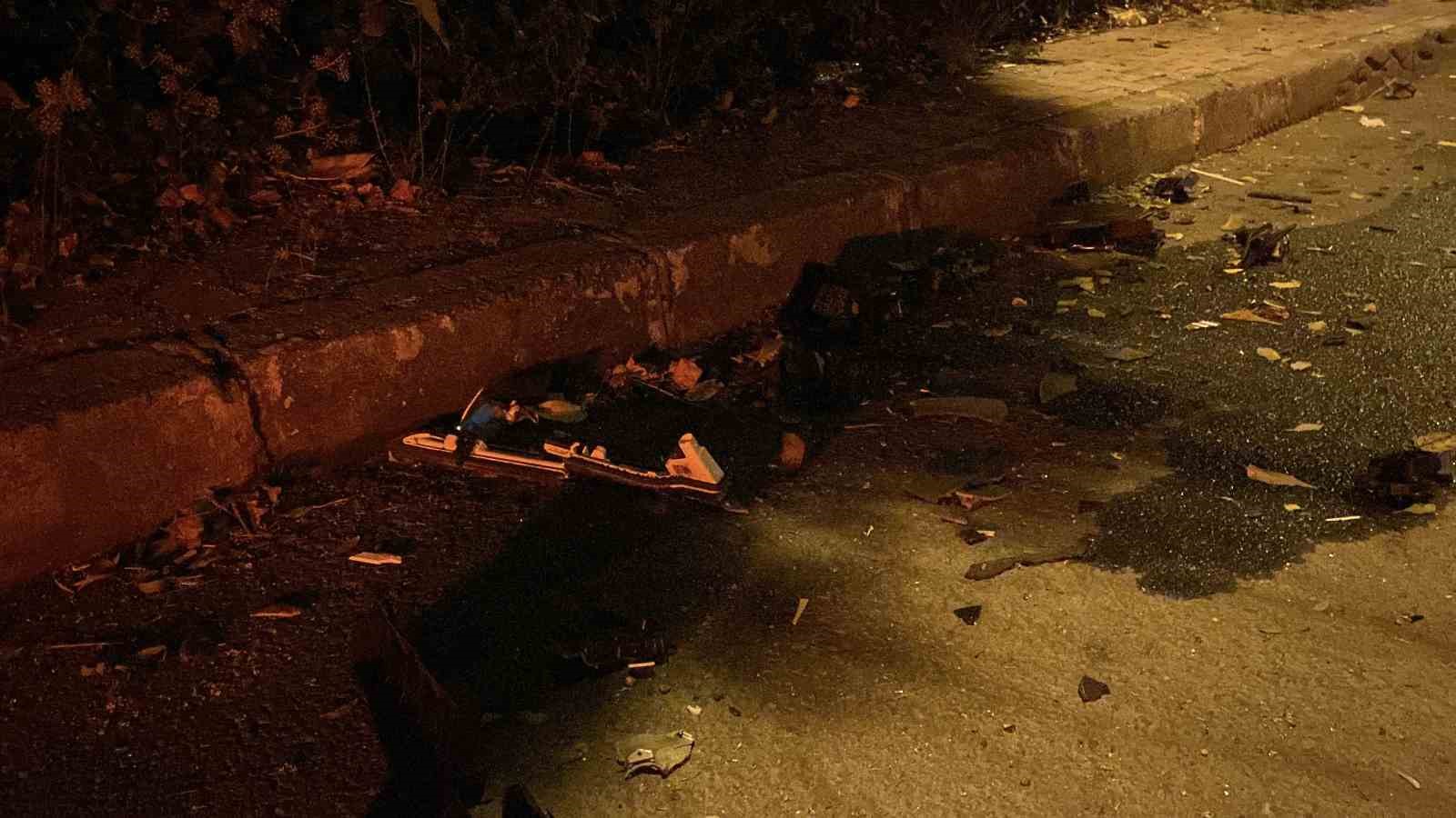 SARIYER’DE KARŞI YÖNDEN HIZLA GELEN ARACIN, SEYİR HALİNDEKİ OTOMOBİLİ SIKIŞTIRMASI SONUCU SÜRÜCÜSÜNÜN KONTROLÜNDEN ÇIKAN OTOMOBİL PARK HALİNDEKİ 6 OTOMOBİLE ÇARPTI. MEYDANA GELEN KAZADA 1’İ AĞIR 3 KİŞİ YARALANDI.