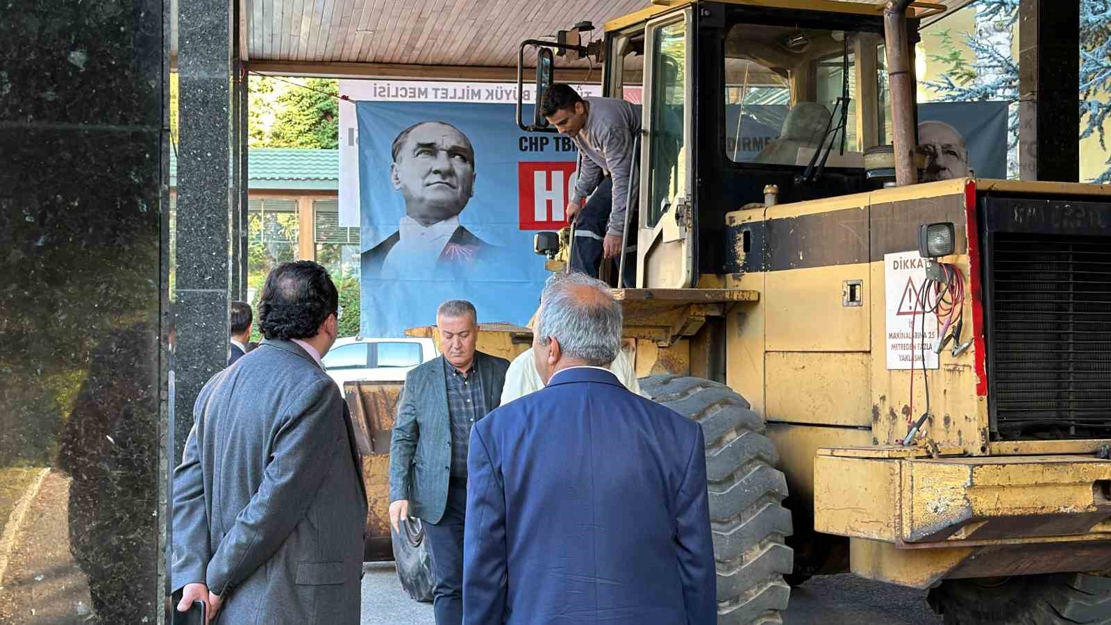CUMHURİYET HALK PARTİSİ’NİN (CHP) BOLU ABANT'TA DÜZENLENEN TBMM YENİ YASAMA YILI DEĞERLENDİRME KAMPINDA, PANKART ASMAK İÇİN GETİRİLEN BİR KEPÇE OTEL GİRİŞİNDE BOZULDU. DAKİKALARCA UĞRAŞILMASINA RAĞMEN KEPÇE BULUNDUĞU YERDEN KALDIRILAMADI.