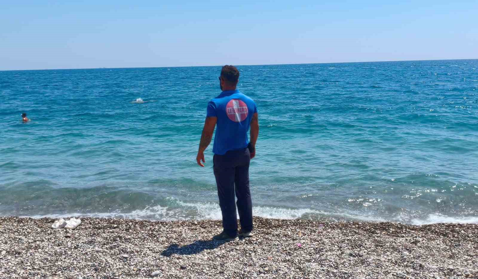 ANTALYA’DA DENİZDE BOĞULMA TEHLİKESİ ATLATARAK CANKURTARANLAR TARAFINDAN SUDAN ÇIKARTILAN VE LK MÜDAHALESİNİN ARDIINDAN HAYATA DÖNDÜRÜLEN GENÇ AMBULANSLA HASTANEYE KALDIRILDI.