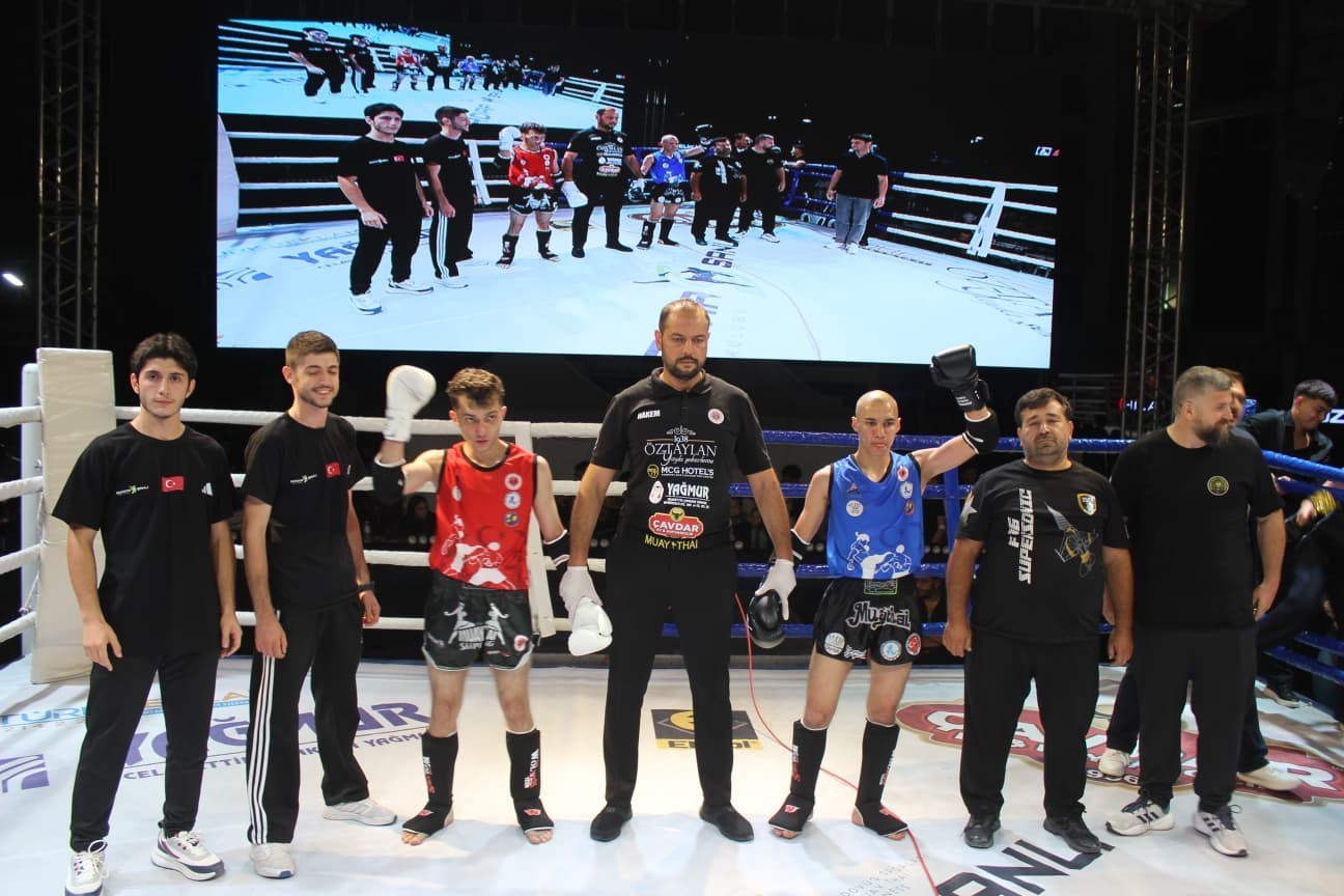 AFYONKARAHİSAR’DA DÜZENLENEN PROFESYONEL MUAYTHAİ GECESİNDE 54 KİLO ELİT CLASS KATEGORİSİNDE RİNGE ÇIKAN MANİSA İL SPOR MÜDÜRLÜĞÜ MUAYTHAİ EĞİTİM MERKEZİ SPORCUSU ÖMER FARUK ÖKSÜZ, EV SAHİBİ AFYONKARAHİSAR’IN MİLLİ SPORCUSUNU MAĞLUP EDEREK ŞAMPİYONLUK KUPASININ SAHİBİ OLDU.
