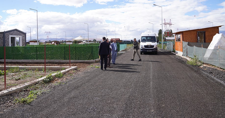 ERZURUM TEKNİK ÜNİVERSİTESİ (ETÜ) REKTÖRÜ PROF. DR. BÜLENT ÇAKMAK, 2026-2027 AKADEMİK YILI’NIN BAŞLAMASIYLA BİRLİKTE ÜNİVERSİTE ÜST YÖNETİMİYLE KAMPÜS YERLEŞKESİNDE İNCELEMELERDE BULUNARAK YAZ DÖNEMİNDE YAPIMINA BAŞLANAN VE DEVAM EDEN ÇALIŞMALARI YERİNDE DEĞERLENDİRDİ.